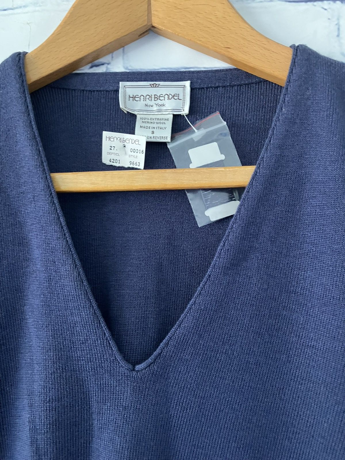 Henri Bendel Henri Bendel new 100% merino wool v-neck sweater sz Size US S / EU 44-46 / 1 - 2 Thumbnail