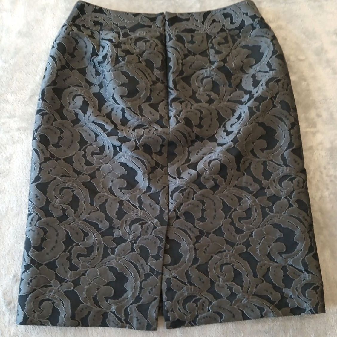 Banana Republic Banana Republic Skirt Women Regular Size 4 Gray Floral Knee Length Lined Slit Pencil Size 27" / US 4 / IT 40 - 2 Thumbnail