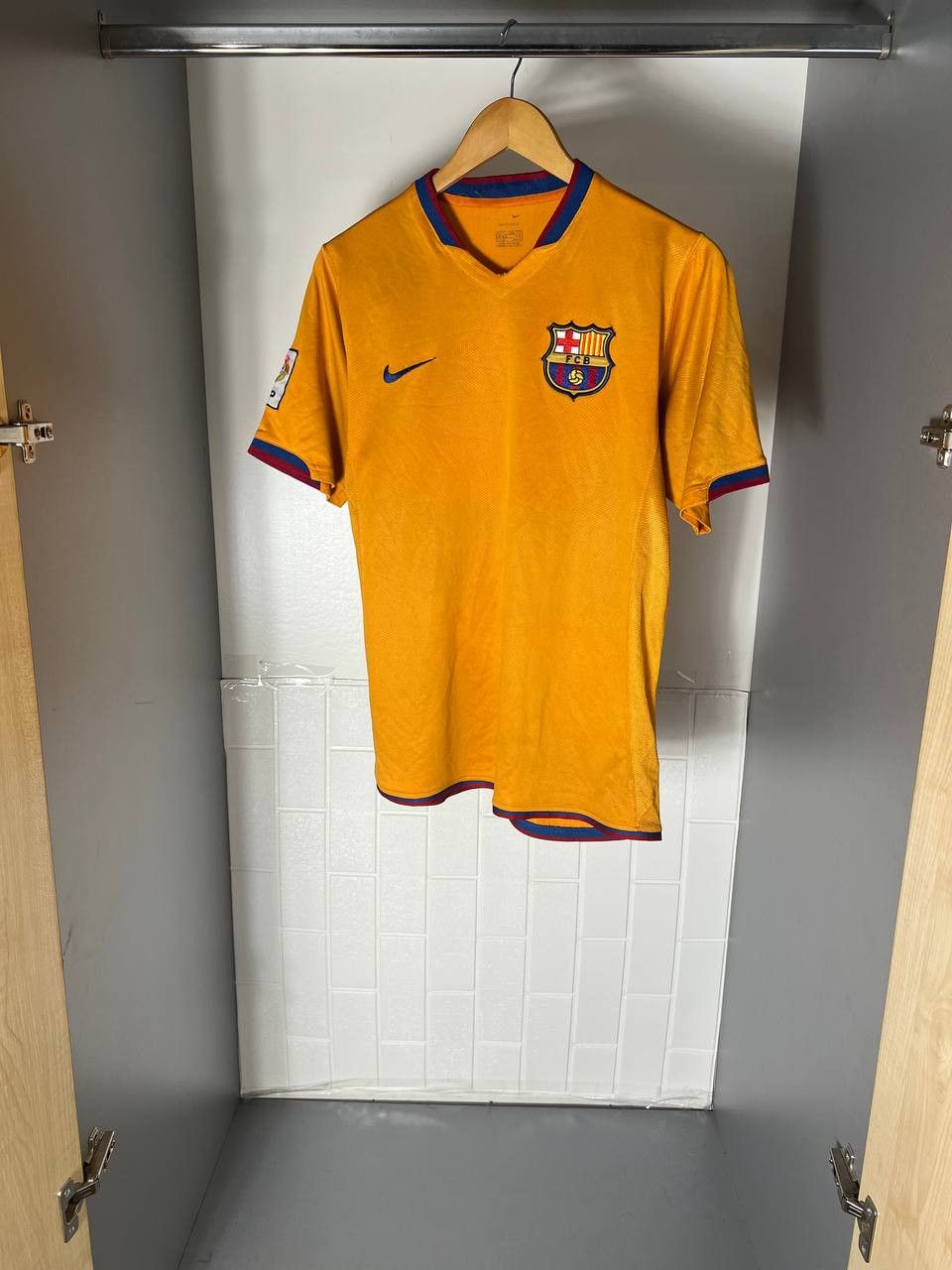 Nike VINTAGE NIKE FC BARCELONA SPAIN SOCCER JERSEY RETRO Y2K 90s Size US M / EU 48-50 / 2 - 5 Thumbnail