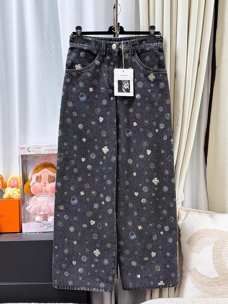 Chanel Chanel 25B popular black printed graffiti badge jeans wide Size 24" / US 00 / IT 34 - 1 Thumbnail