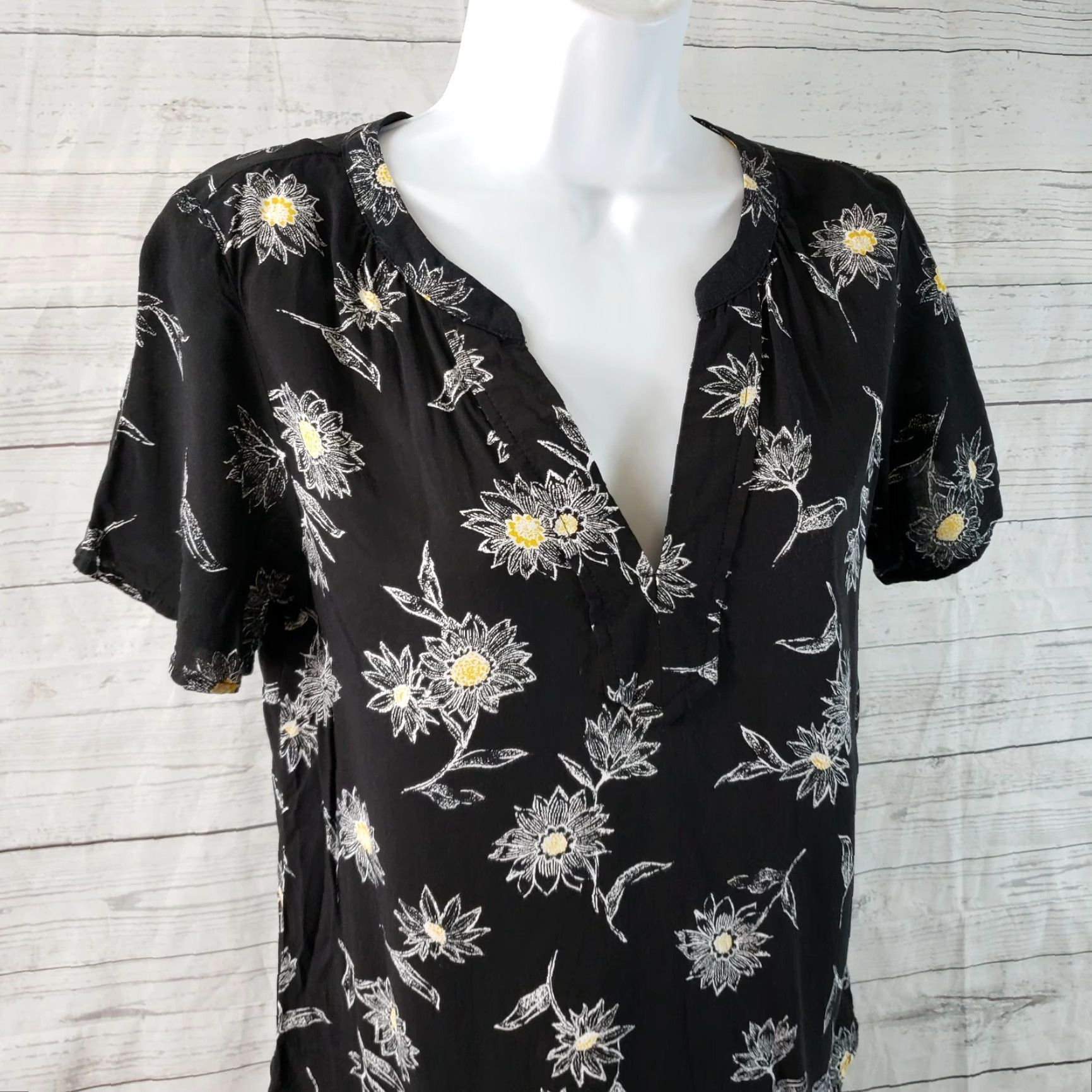 Old Navy Old Navy Womens Top Sz Small Black White Floral Short Sleeve Rayon Blouse Size S / US 4 / IT 40 - 2 Thumbnail