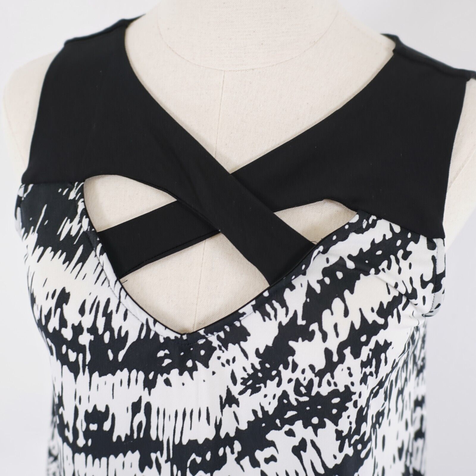 Designer Yuni Los Angeles Small Black White Keyhole Sleeveless Blouse Size S / US 4 / IT 40 - 2 Thumbnail