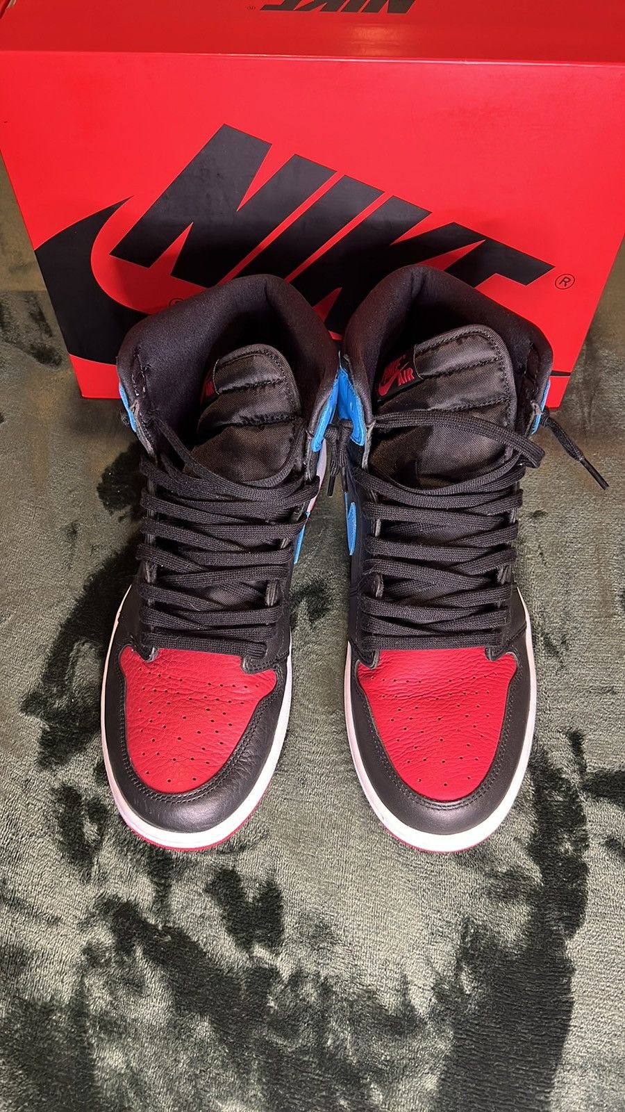 Jordan Brand Air Jordan 1 High NC to Chi (13 women’s/11 men’s) Size US 11 / EU 44 - 6 Thumbnail
