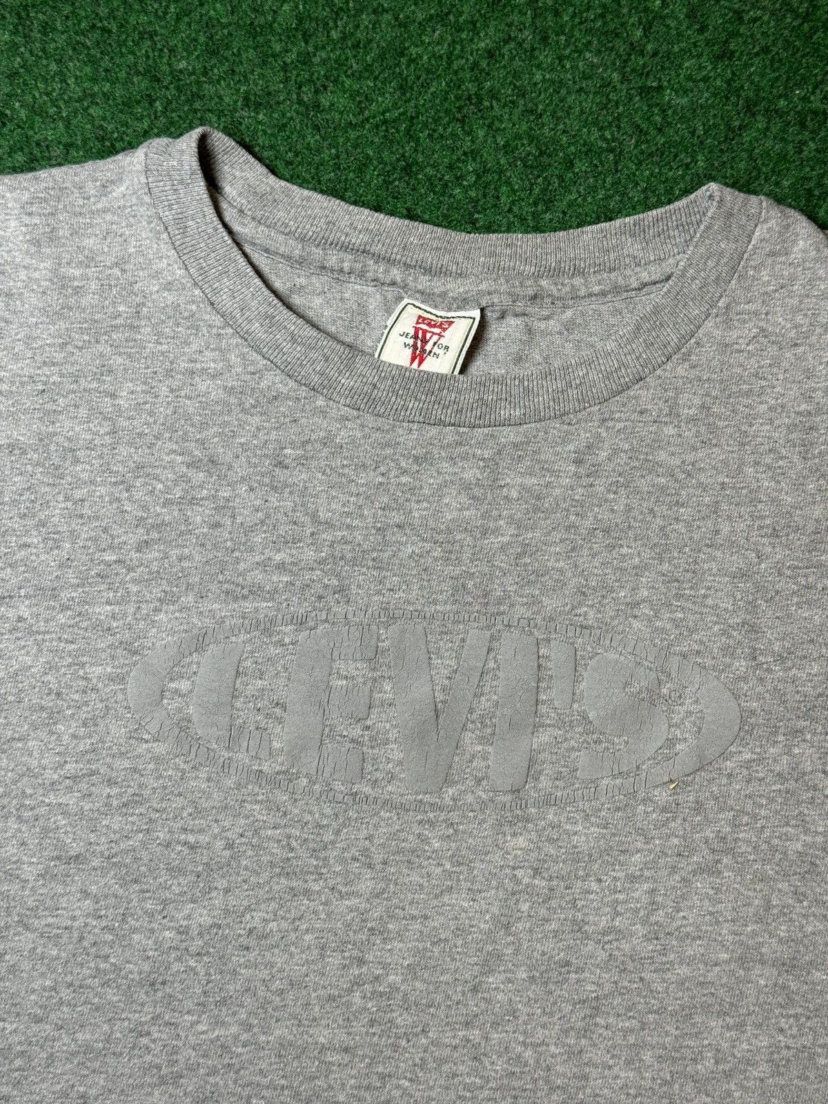 Levi's × Vintage Vintage Levi’s Womens Small Gray Baby Tee T Shirt Size S / US 4 / IT 40 - 2 Thumbnail