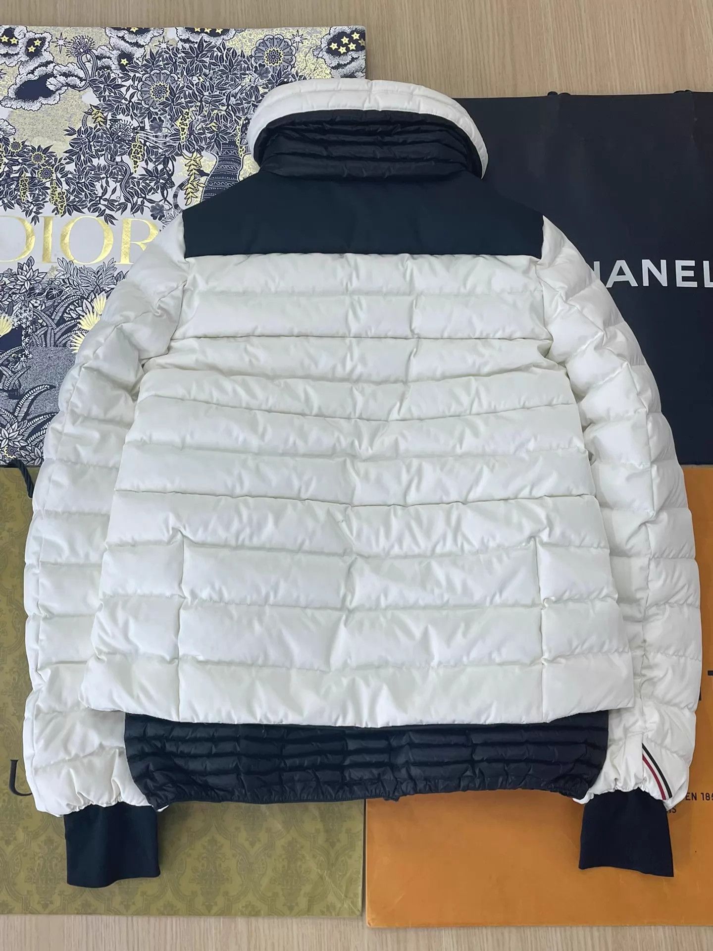 Moncler Moncler White & Black Puffer Jacket Size 1 Classic Size US S / EU 44-46 / 1 - 3 Thumbnail