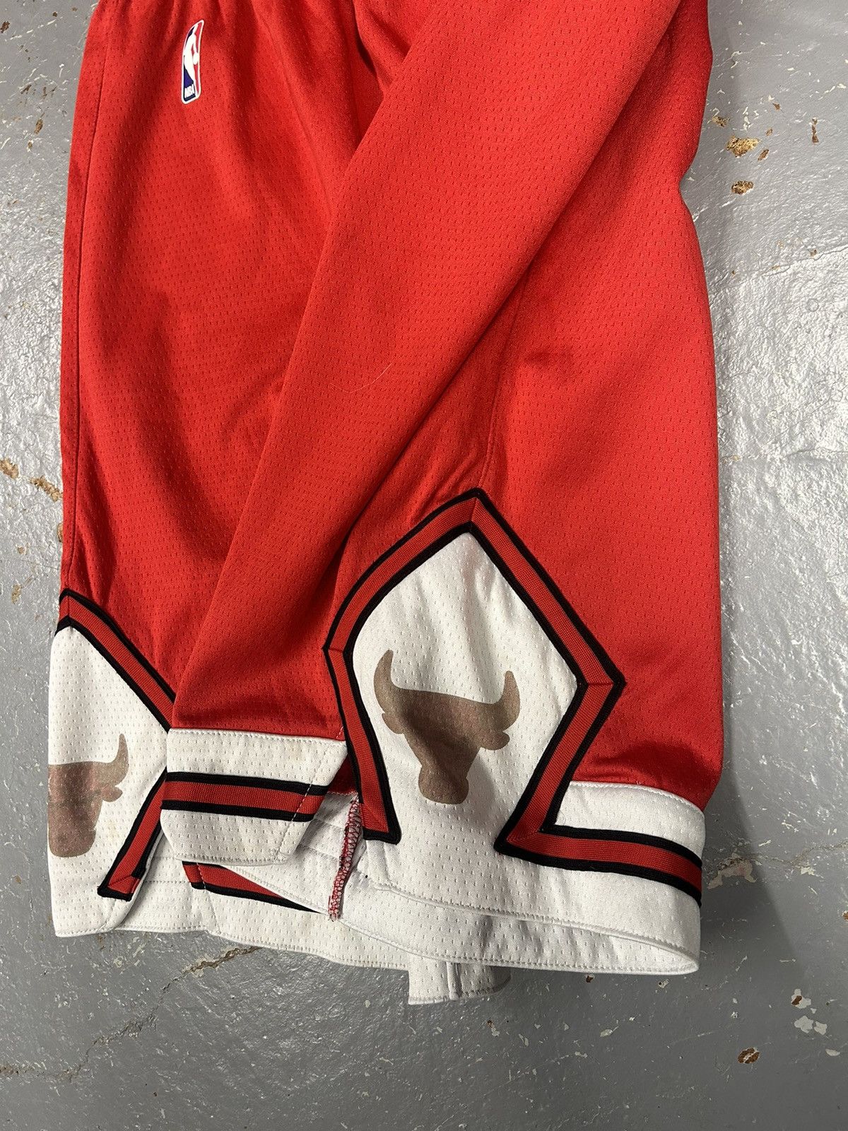 NBA × Nike × Vintage Crazy Vintage 90s Red Nike Chicago Bulls Basketball Shorts Size US 30 / EU 46 - 4 Thumbnail