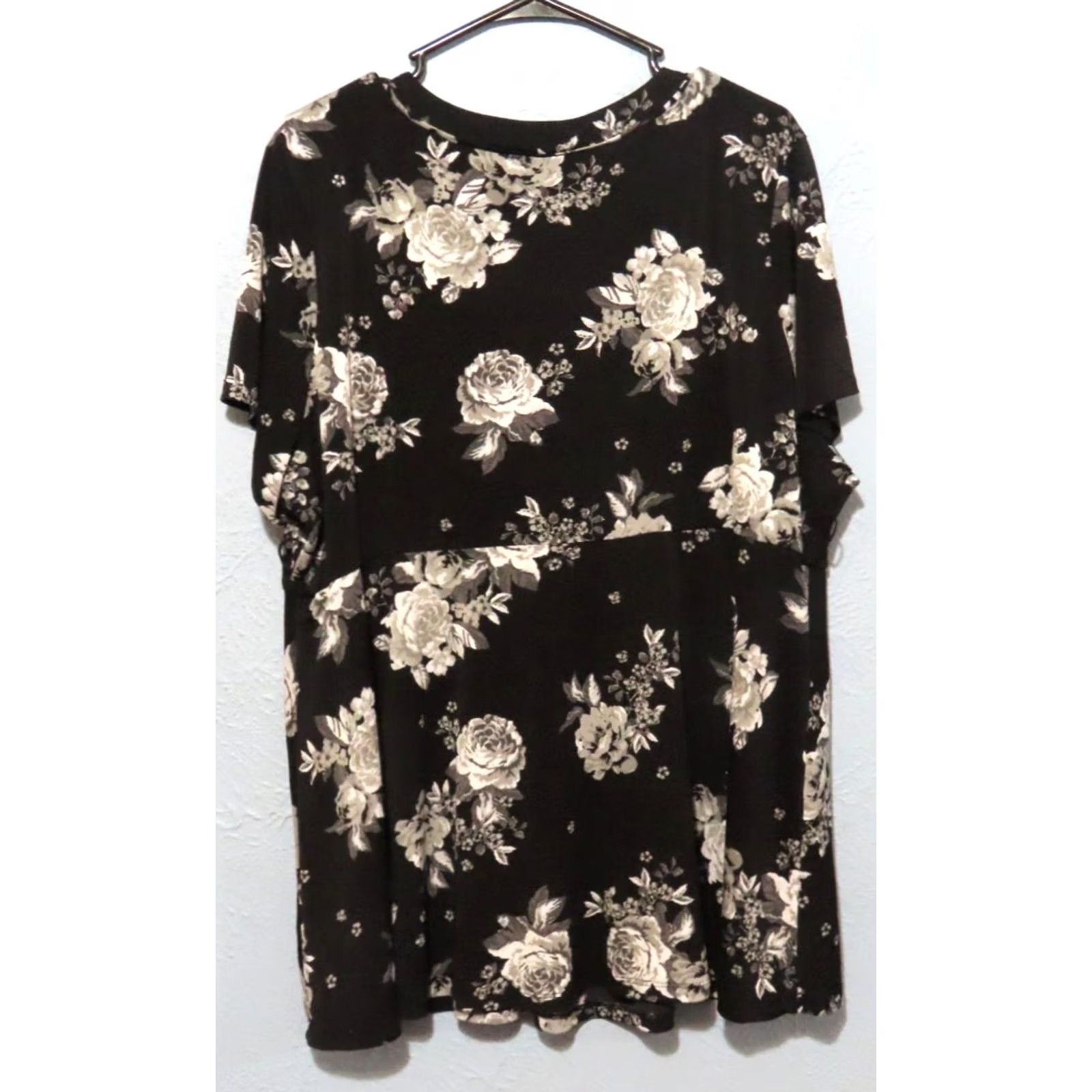Torrid Torrid Blouse Knit Crepe Wrap Peplum Top Black Floral 4XL Womens Short Sleeve V-Neck Pullover Plus Size Size XXL / US 16-18 / IT 52-54 - 7 Thumbnail