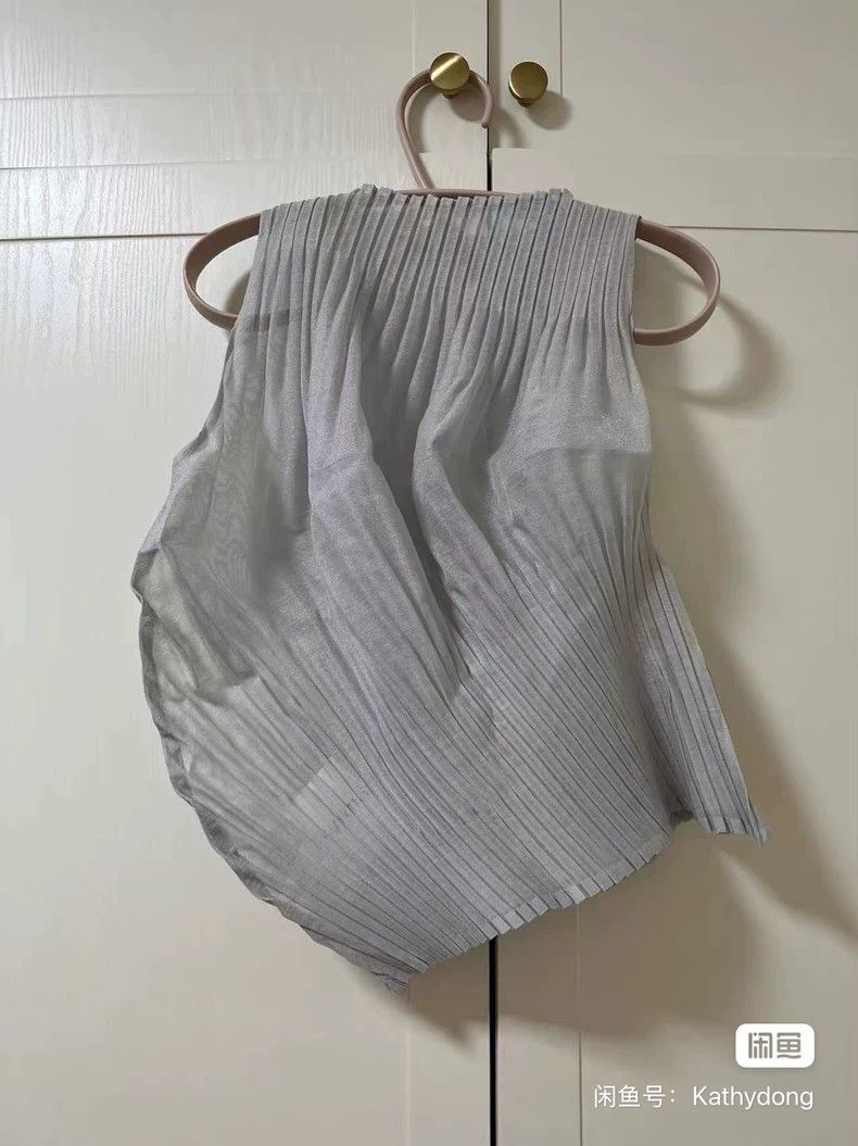 Issey Miyake Issey Miyake size:2 A new grey pleated sleeveless top Size S / US 4 / IT 40 - 5 Thumbnail