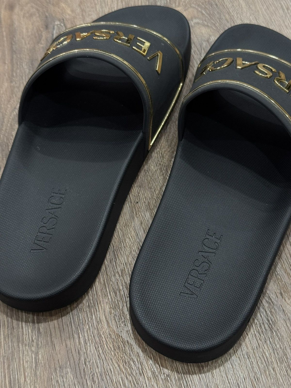 Versace VERSACE logo-embossed slides Size US 10 / EU 43 - 7 Thumbnail