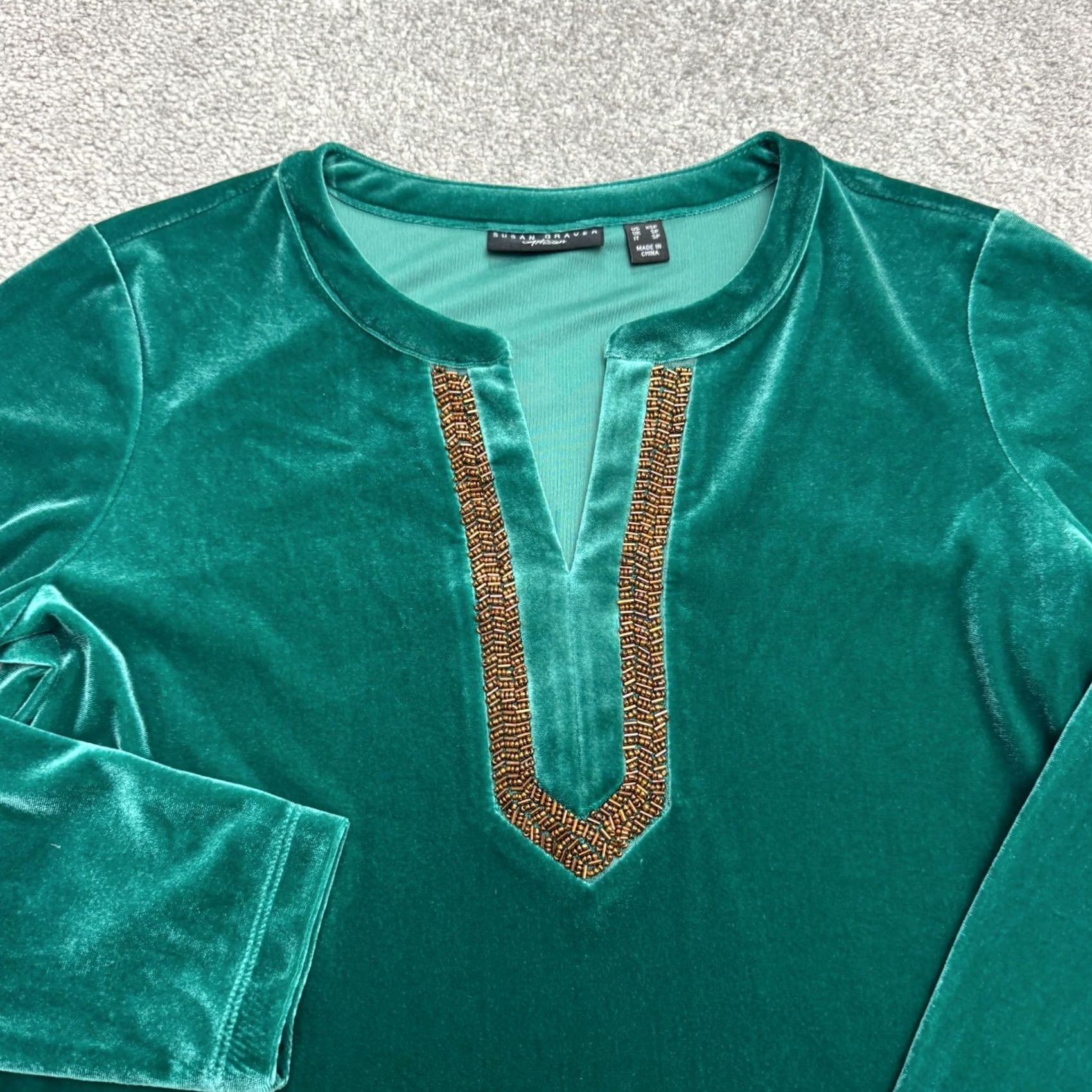 Vintage Susan Graver Blouse Tunic Womens XSP Emerald Green Velvet Beaded V-Neck Long Sleeve Bohemian Pattern Solid Striped? Size XS / US 0-2 / IT 36-38 - 3 Thumbnail