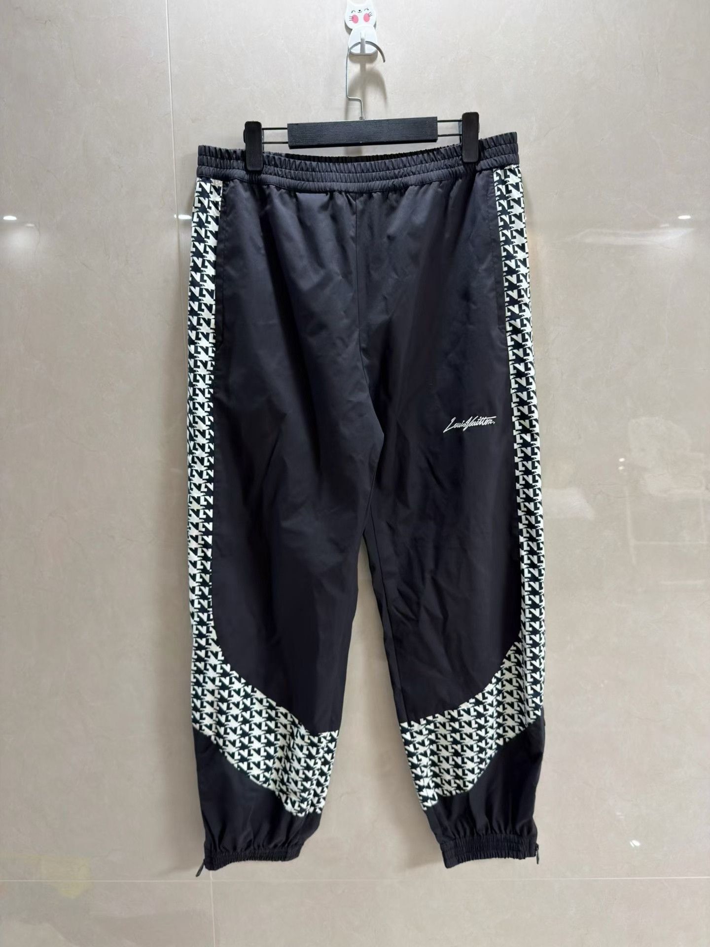 Louis Vuitton Louis Vuitton LV Doves Houndstooth Tech Joggers Size US 28 / EU 44 - 1 Thumbnail