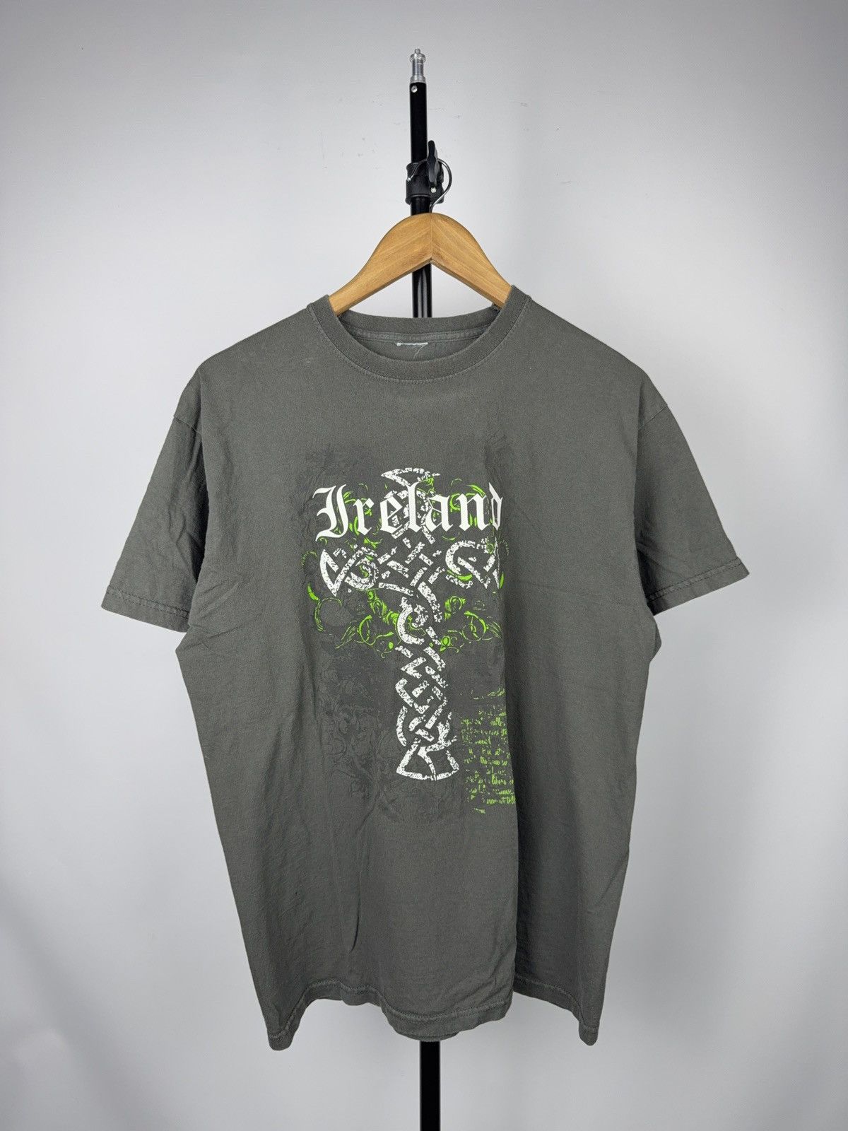 Vintage Vintage 00s Ireland Celtic Cross Gothic Graphic T-Shirt Size US L / EU 52-54 / 3 - 1 Thumbnail