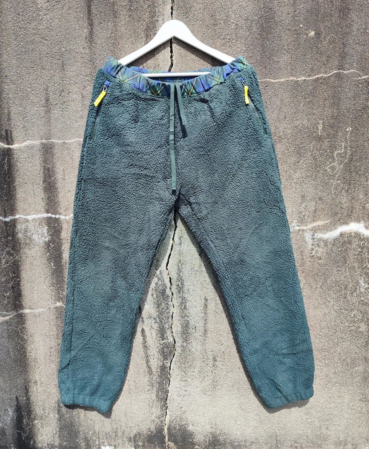 Designer × JW Anderson × Uniqlo JW Anderson x Uniqlo Fleece Track Pants – Forest Green (L) Size US 33 - 1 Thumbnail