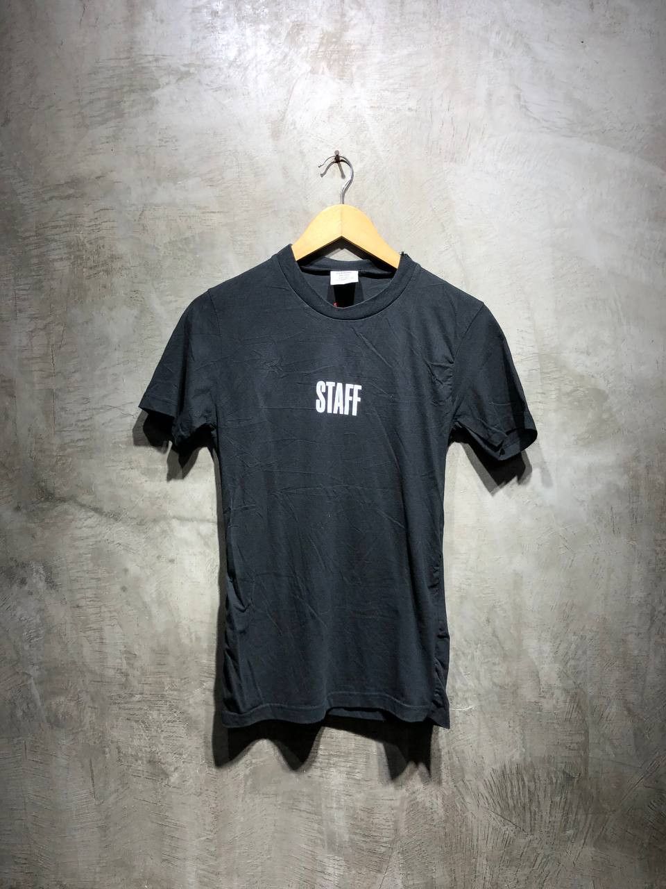 Hanes × Vetements Vetements X Hanes Staff Tee Size US XXS / EU 40 - 2 Thumbnail