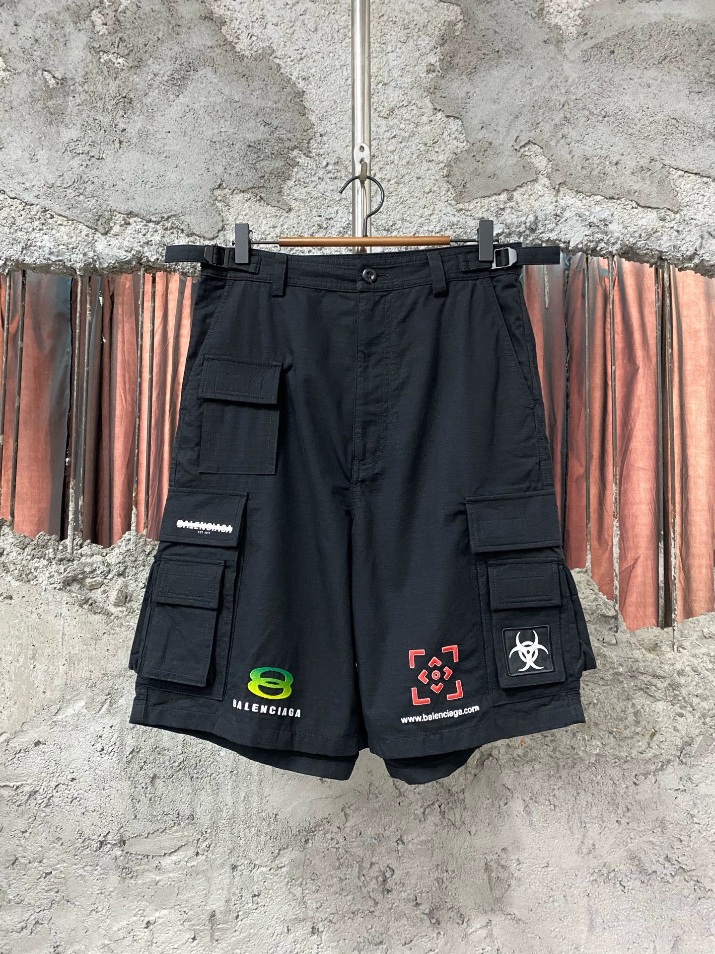 Balenciaga Balenciaga cargo shorts Size US 28 / EU 44 - 1 Thumbnail