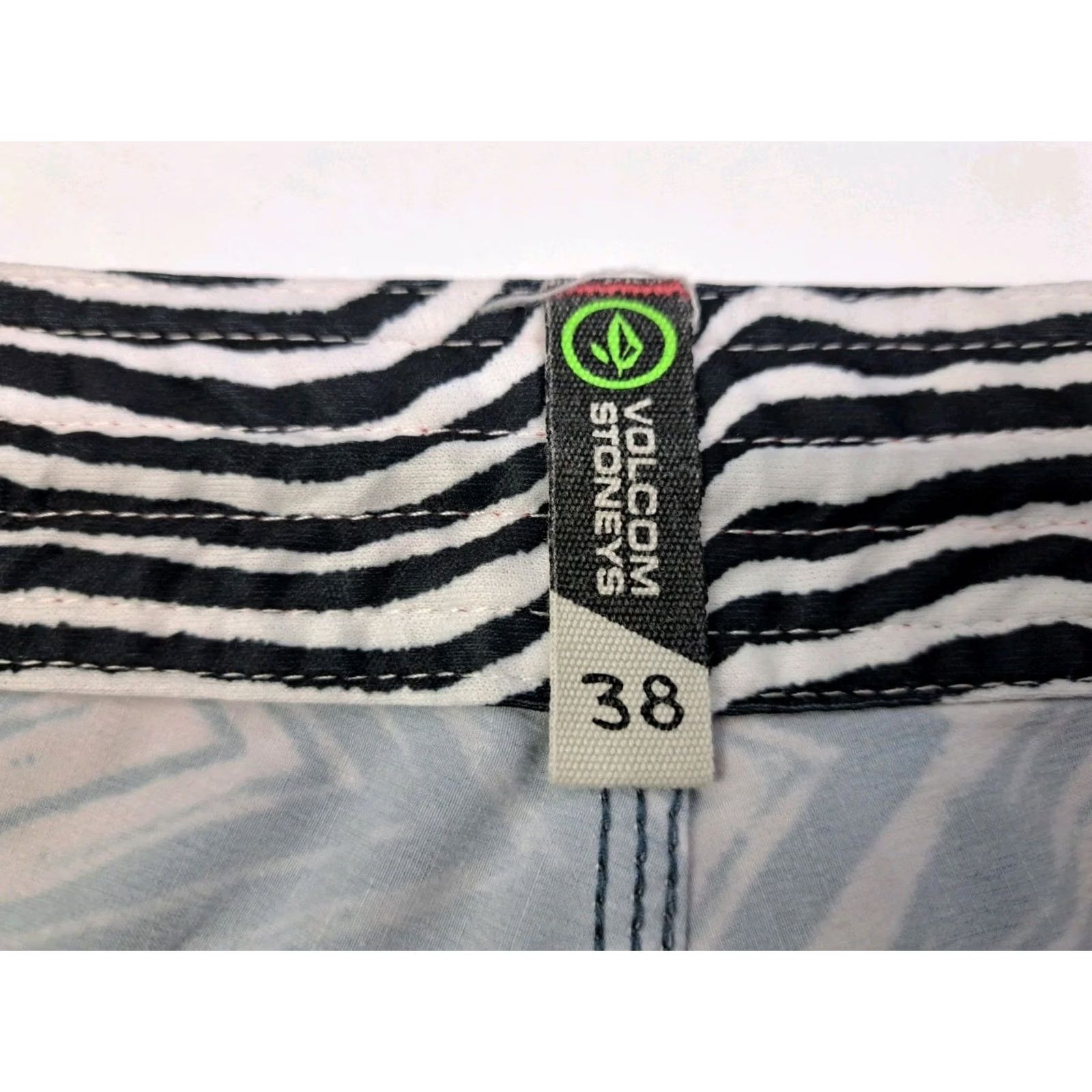 Volcom Volcom Mens Board Shorts Wavy Pattern Blue Back Pocket 38/9" Stoneys Beach Surfing Volcom Stoneys Mens Bottoms ⟂ Size US 38 / EU 54 - 7 Thumbnail