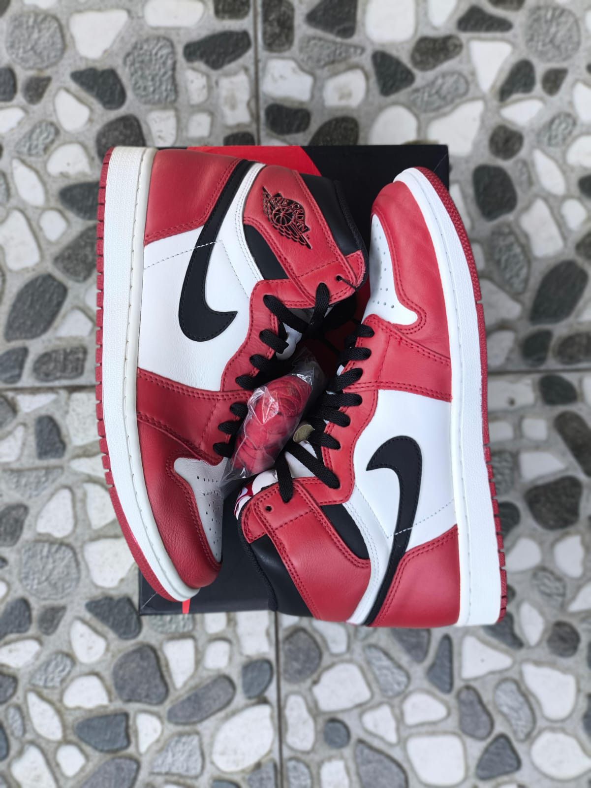 Nike Air Jordan 1 Retro High OG Chicago 2015 Size US 10.5 / EU 43-44 - 3 Thumbnail