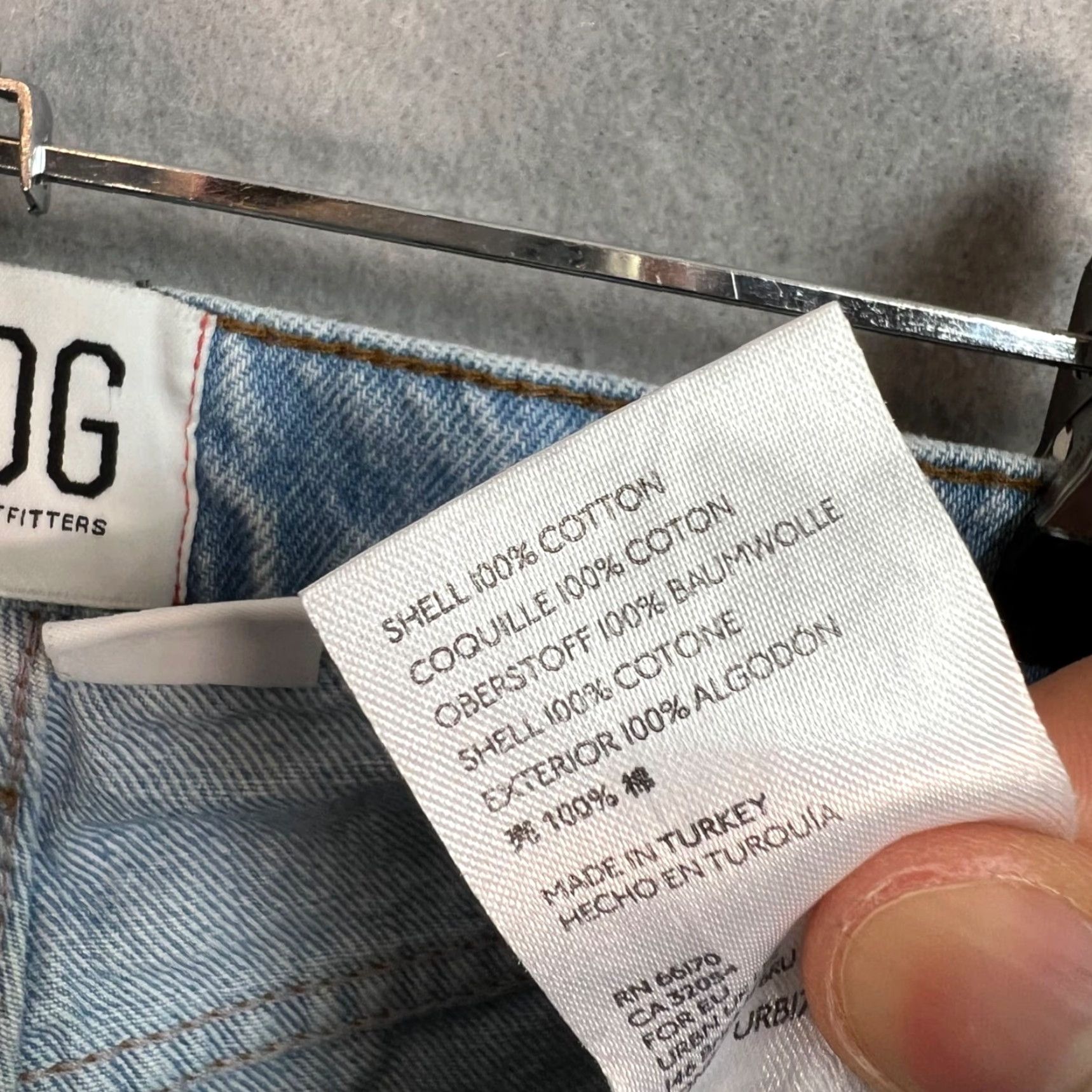 Urban Outfitters BDG Urban Outfitters Slim Straight Distressed Light Wash Jeans Size 27 Frayed Womens Jeans 27distressed Slim Straight Blue 90s? Size 27" / US 4 / IT 40 - 4 Thumbnail