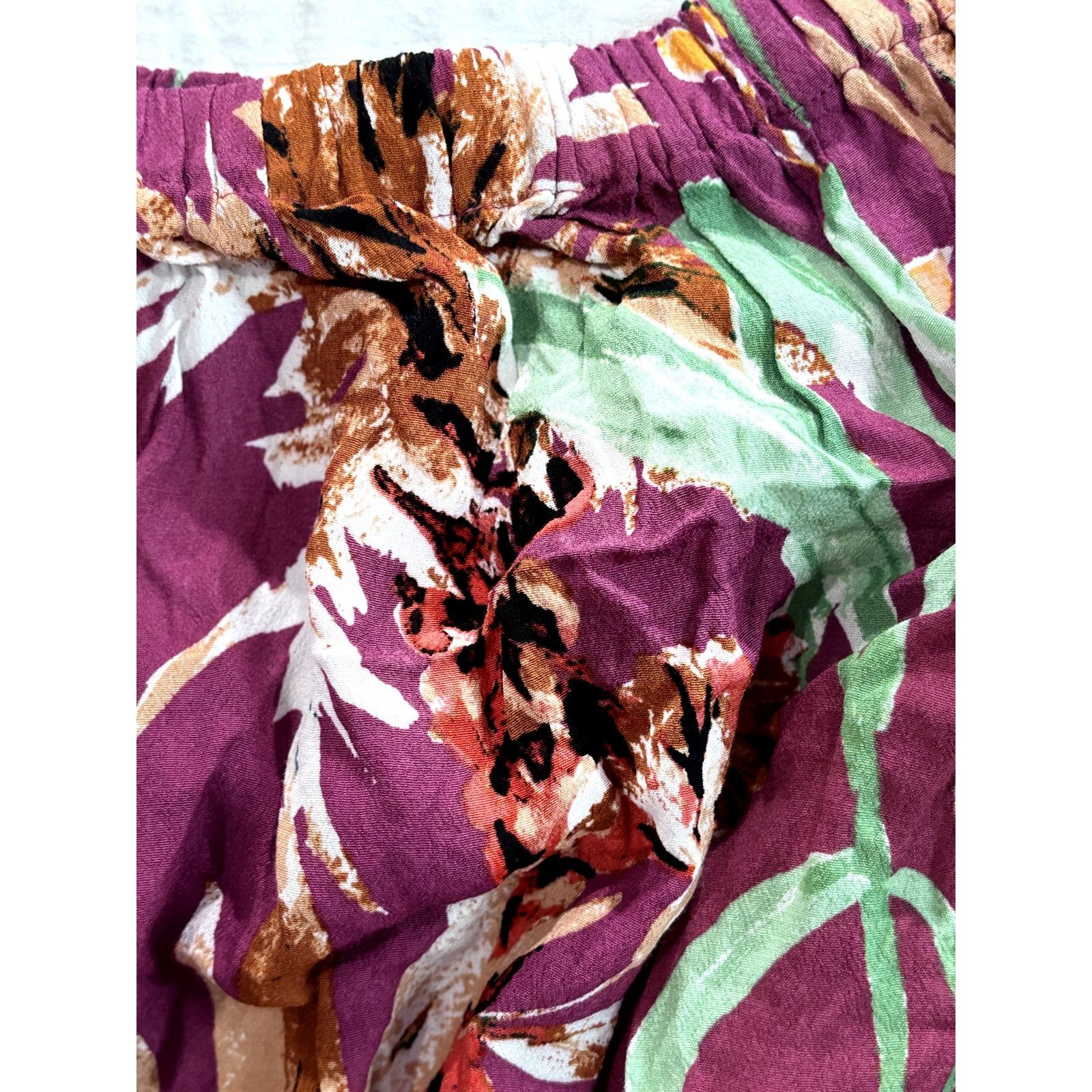 Express EXPRESS Tropical Floral Off The Shoulder Romper Size 28" / US 6 / IT 42 - 3 Thumbnail