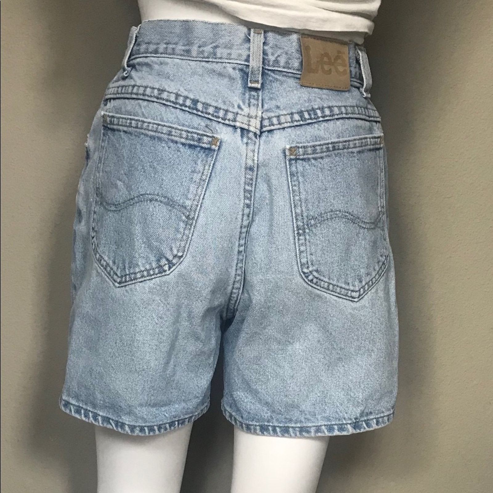 Vintage Vintage High Waisted Light Wash Denim Lee Shorts 1970s GREAT Size 26" / US 2 / IT 38 - 4 Thumbnail