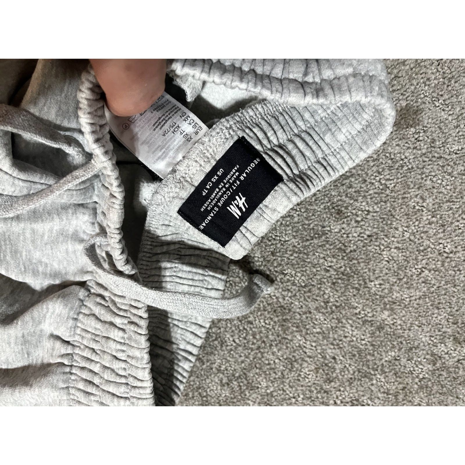 H&M H&M Joggers Sweatpants Regular Fit Solid Gray XS Mens Pants Slim Regular Fit Color: Gray Style: Sweatpants Size US 27 - 5 Thumbnail