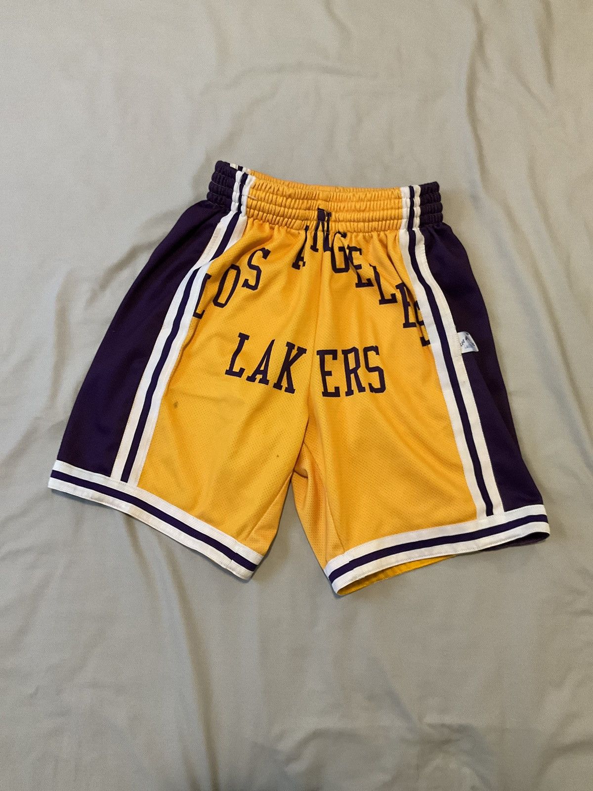 Mitchell & Ness Los Angeles Lakers Shorts Size US 30 / EU 46 - 1 Thumbnail