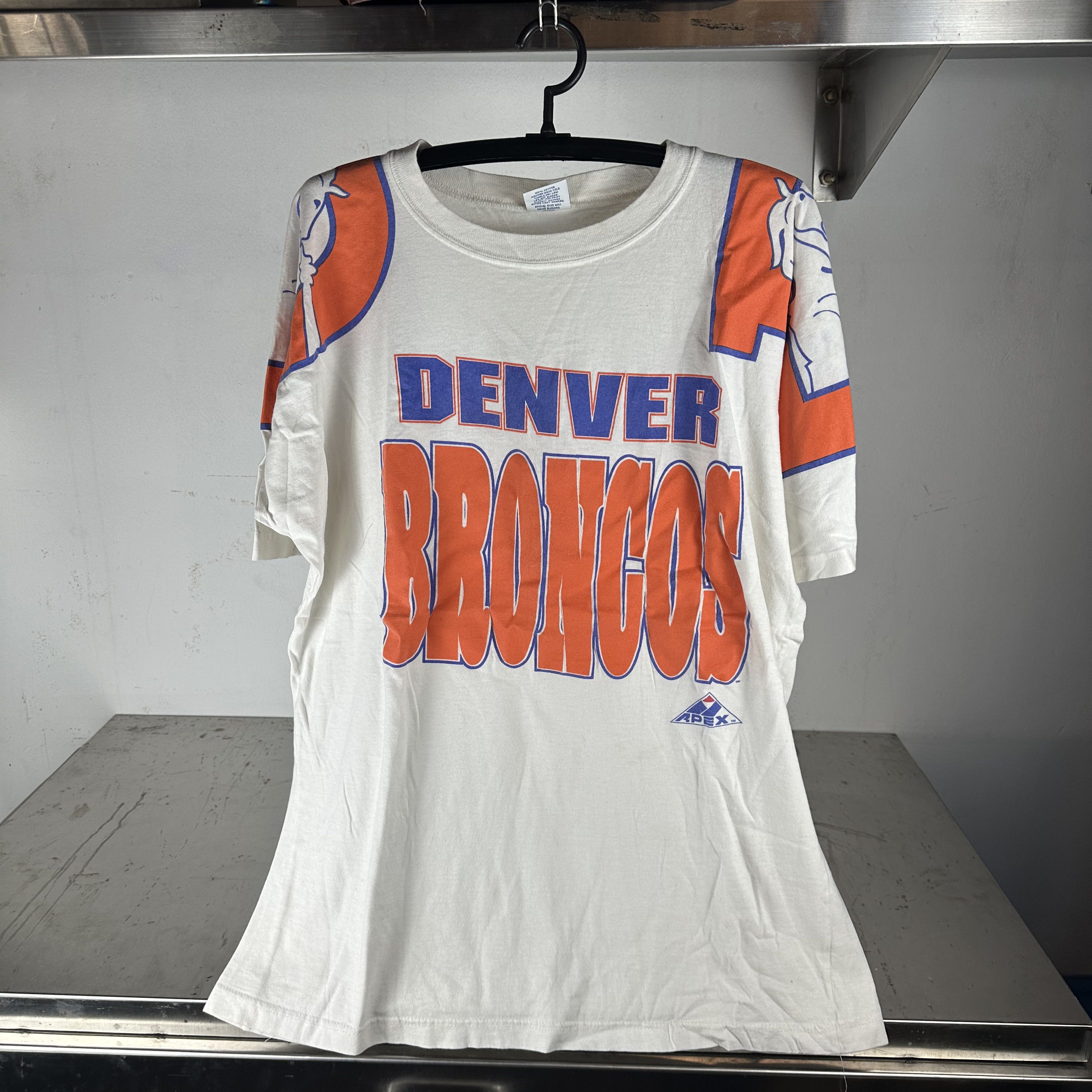 Vintage ​Vintage 90s Denver Broncos NFL Apex One Graphic XL T-shirt Size US XL / EU 56 / 4 - 1 Thumbnail