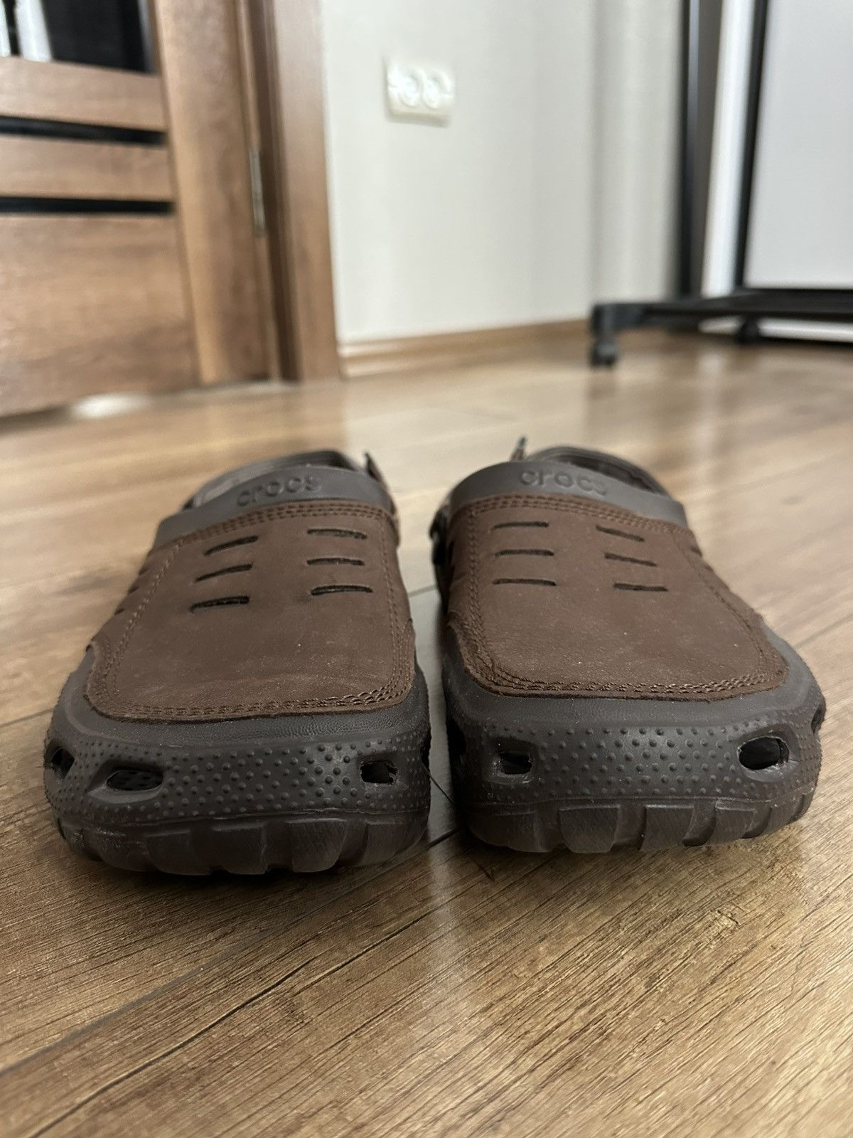Crocs Crocs Yukon Leather Brown Sandals Shoes Clogs Size US 11 / EU 44 - 6 Thumbnail