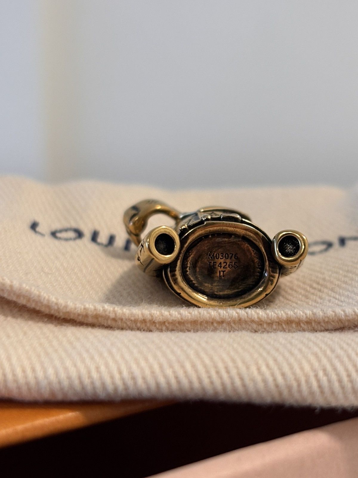 Louis Vuitton Louis Vuitton LV Jacket Charm M03076 Size ONE SIZE - 6 Thumbnail