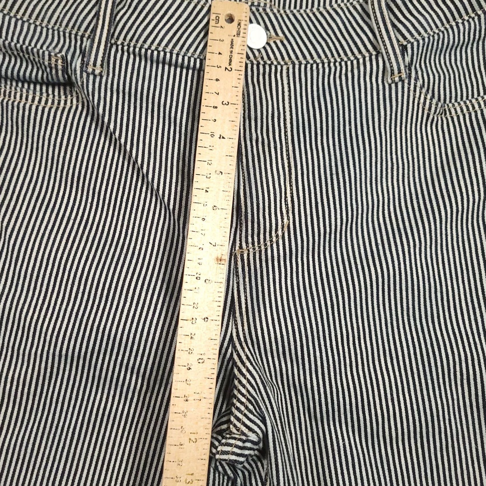 Old Navy St. John's Bay Crop Pants Women’s 4 White Black Pin-Stripe Capri Denim Jeans Shoes? Size 27" / US 4 / IT 40 - 6 Thumbnail