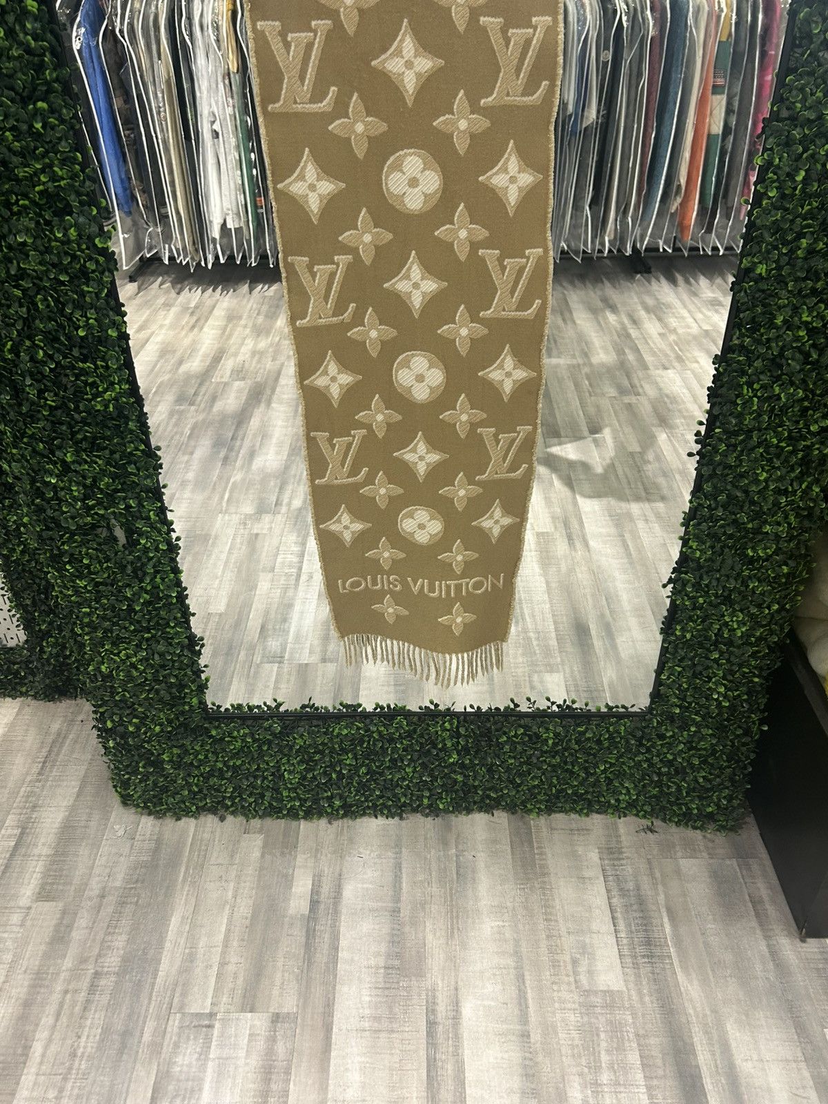 Louis Vuitton Louis Vuitton Gradient Scarf Size ONE SIZE - 3 Thumbnail