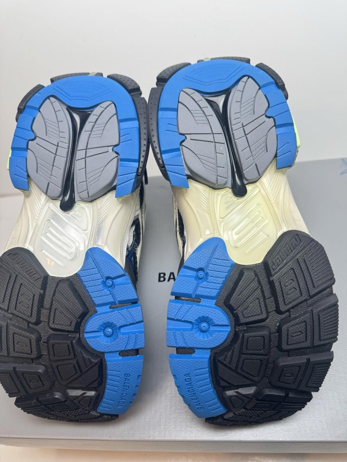 Balenciaga Balenciaga Runner Sneakers Green Blue Grey Women’s Size 35 Size US 5 / IT 35 - 6 Thumbnail