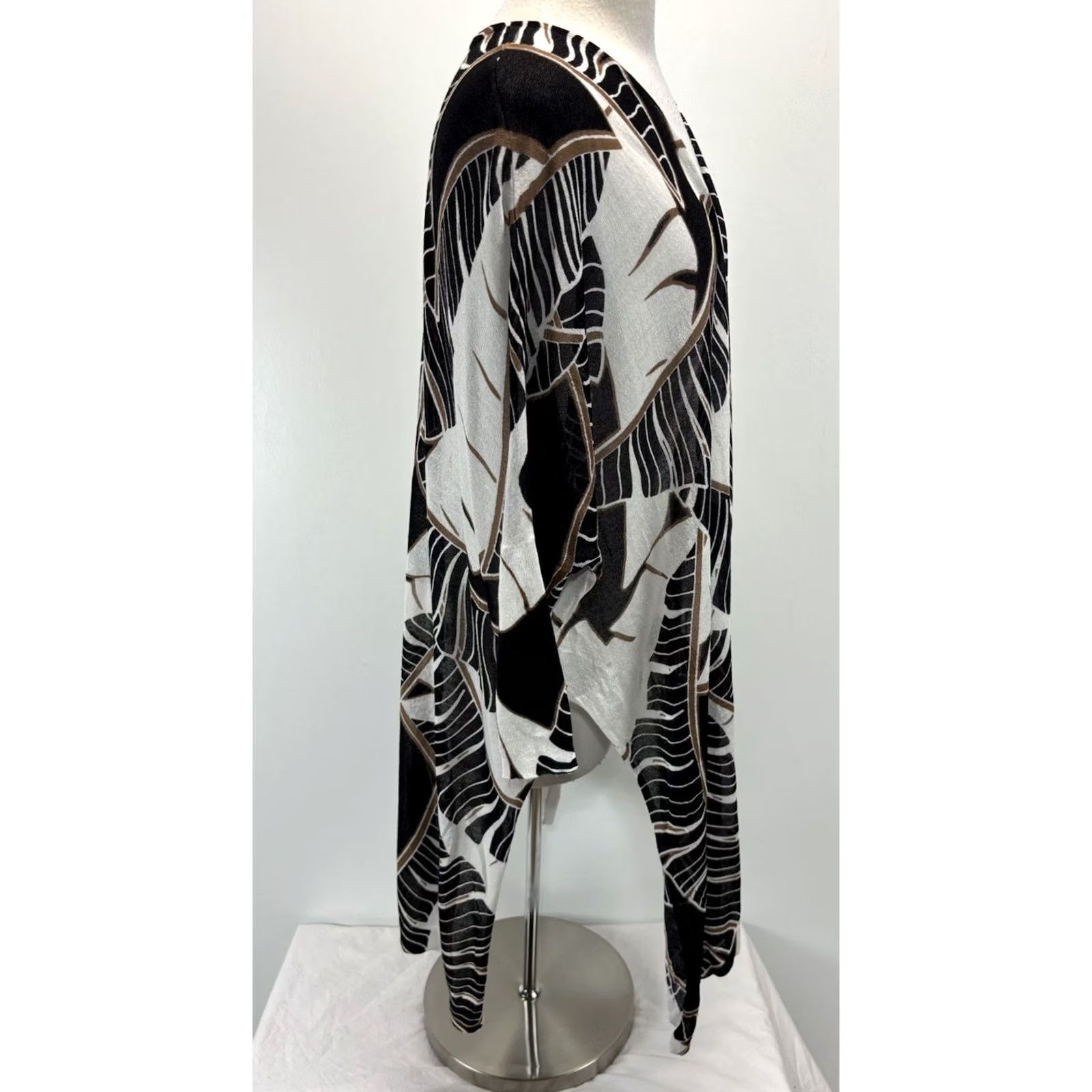 Vintage Chicos Cardigan Sweater Women’s M Lightweight Open Front Tropical Palm Print Dolman Sleeve Cream Black 3/4 Sleeve Knit Rayon Blend Size M / US 6-8 / IT 42-44 - 4 Thumbnail