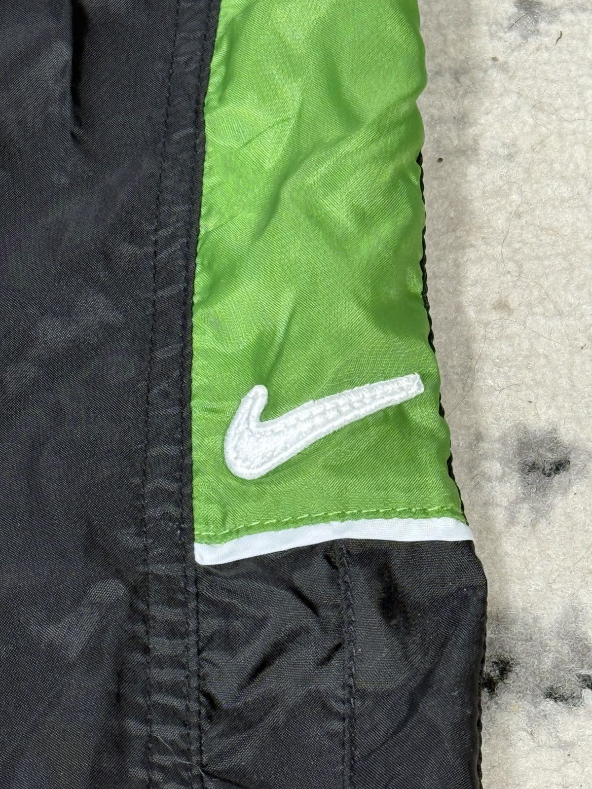 Nike Vintage 90s Nike Green Bands Nylon Trackpants Size US 30 / EU 46 - 4 Thumbnail