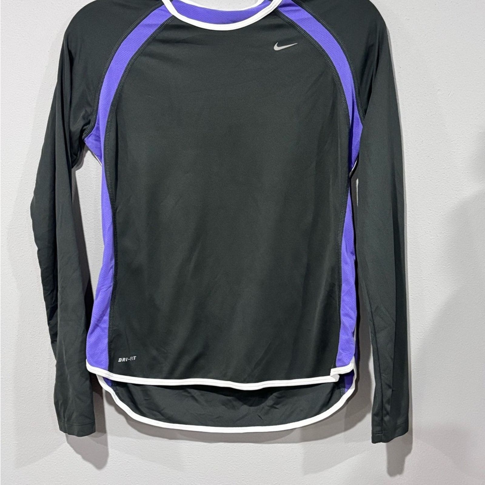 Nike Nike Black and Purple Performance Top Size M / US 6-8 / IT 42-44 - 1 Thumbnail