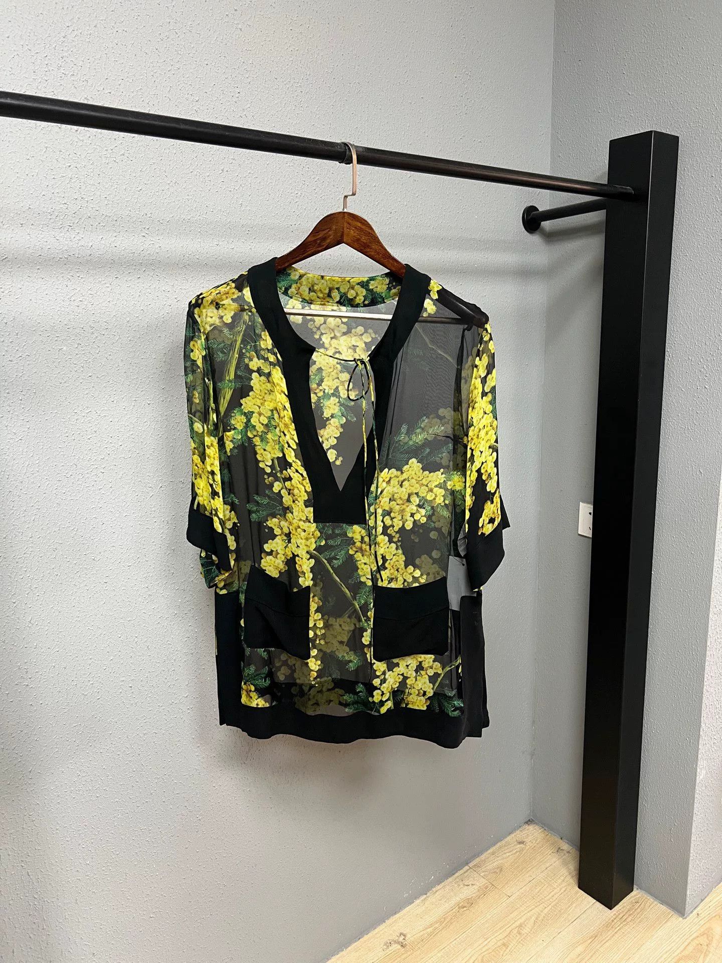 Dolce & Gabbana D&G Silk Shirt Size S / US 4 / IT 40 - 1 Thumbnail