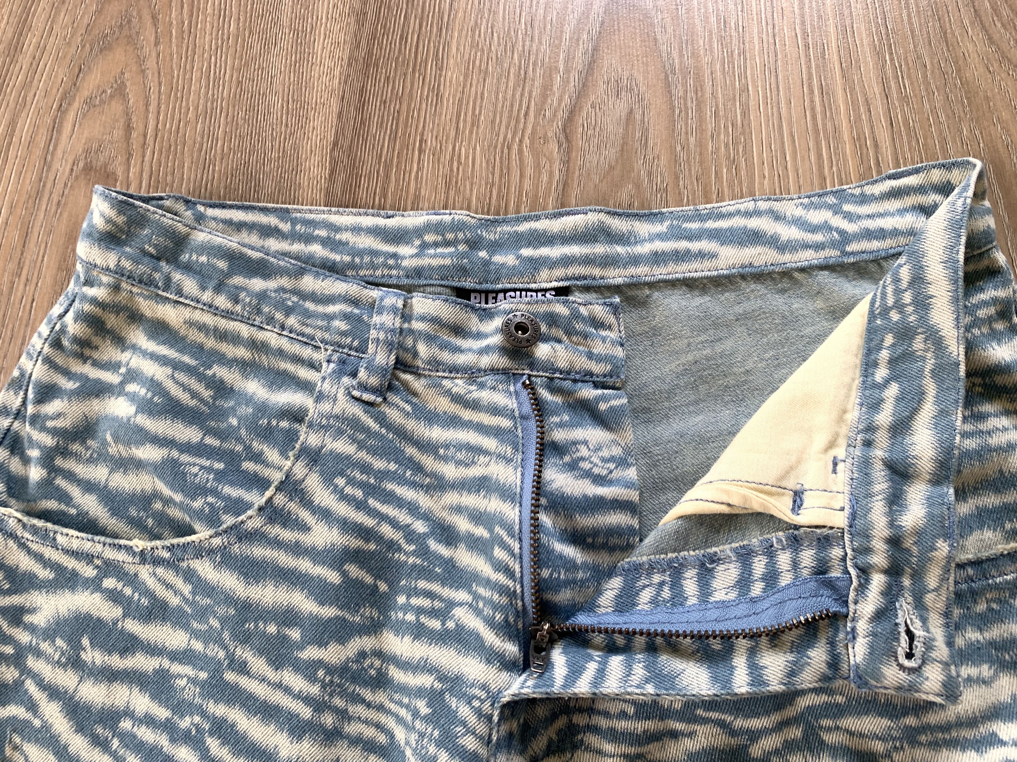 Designer × Pleasures Pleasures Tie Dye Light Blue Denim Shorts Size US 30 / EU 46 - 5 Thumbnail