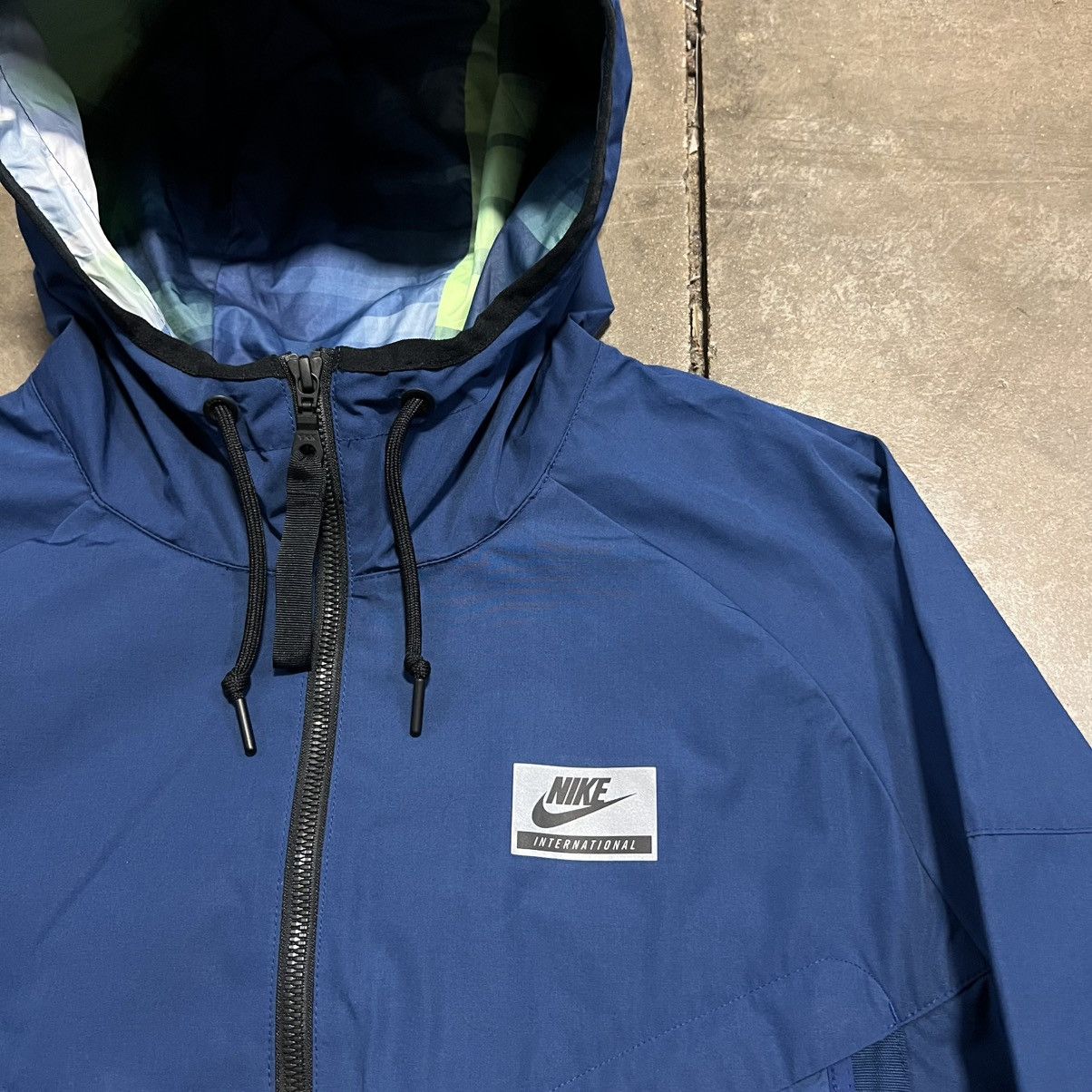 Nike Nike International Windbreaker Jacket Lightweight Hooded Y2K Size US L / EU 52-54 / 3 - 9 Thumbnail
