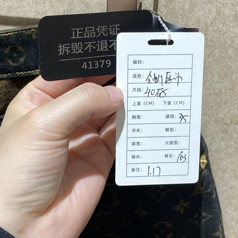 Louis Vuitton Louis Vuitton 25 FW new black and gold print full print wi Size US 40 / EU 56 - 6 Thumbnail