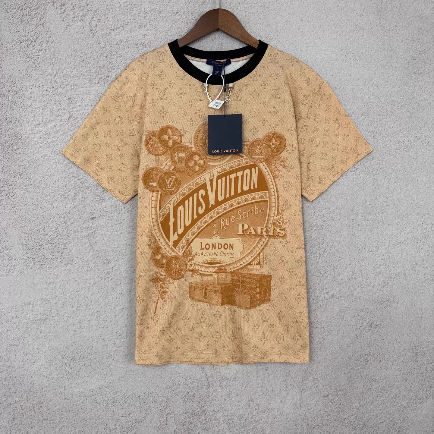 Louis Vuitton LV all-over vintage badge print beige short tee L Size US L / EU 52-54 / 3 - 1 Thumbnail