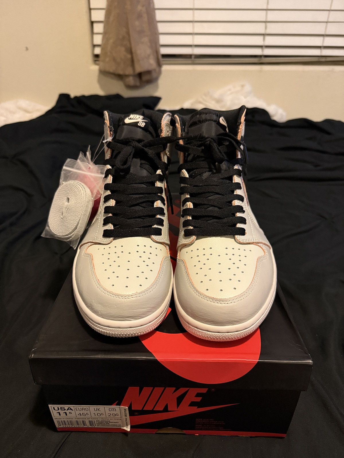 Jordan Brand 2020 Air Jordan 1 Retro High SB 'NYC to Paris' Size US 11.5 / EU 44-45 - 1 Thumbnail