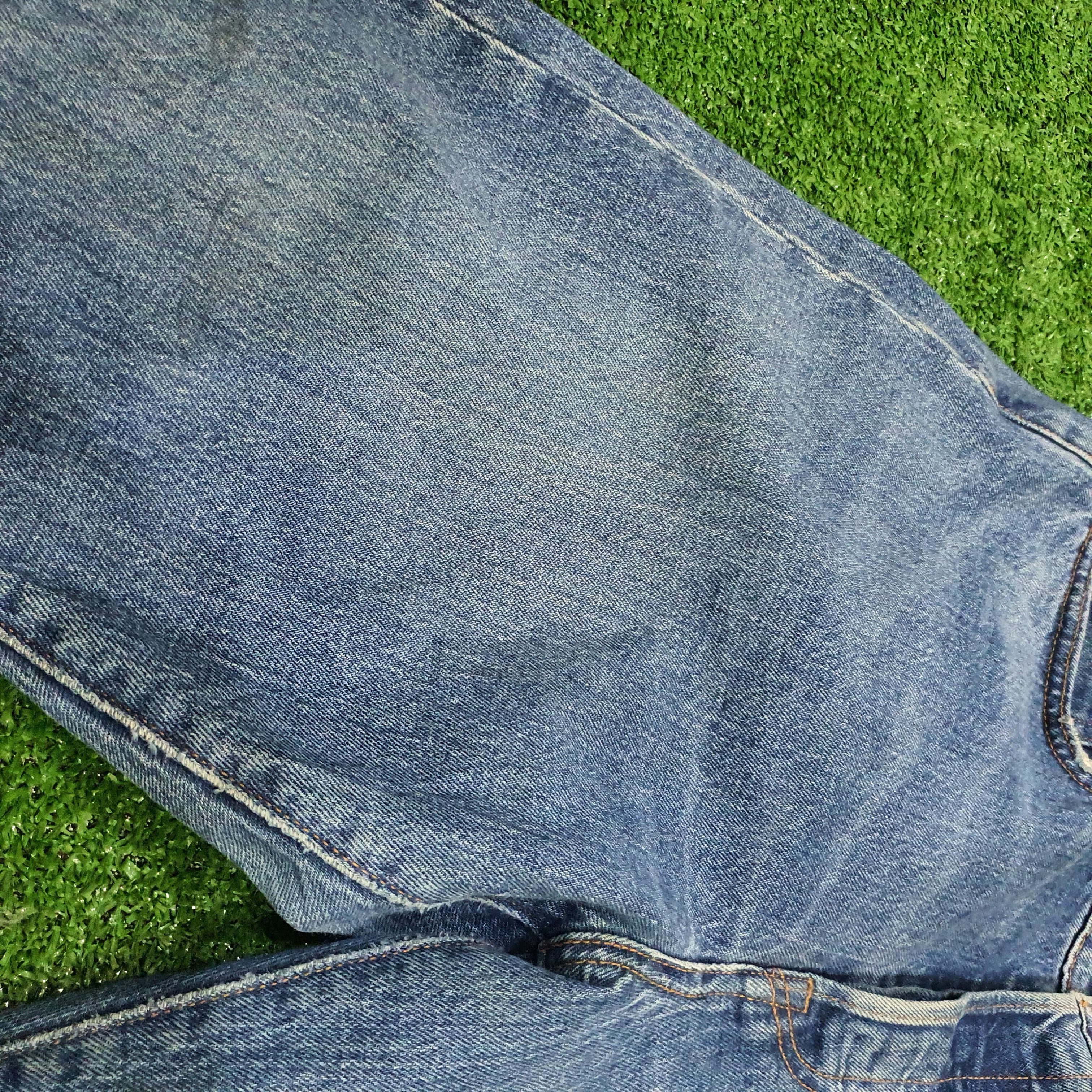 Jean Levi's 501 Original Fit jeans in a light blue wash Size 30" / US 8 / IT 44 - 14 Thumbnail