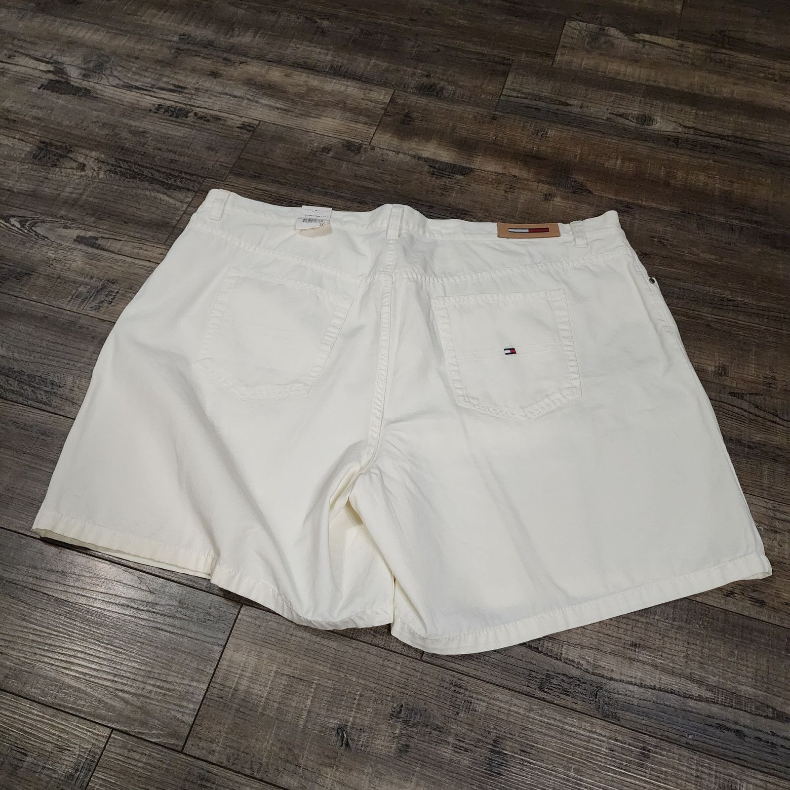 Tommy Hilfiger NWT Tommy Hilfiger womens bermuda shorts offwhite sz20 2369 Size 42" / US 20 - 6 Thumbnail