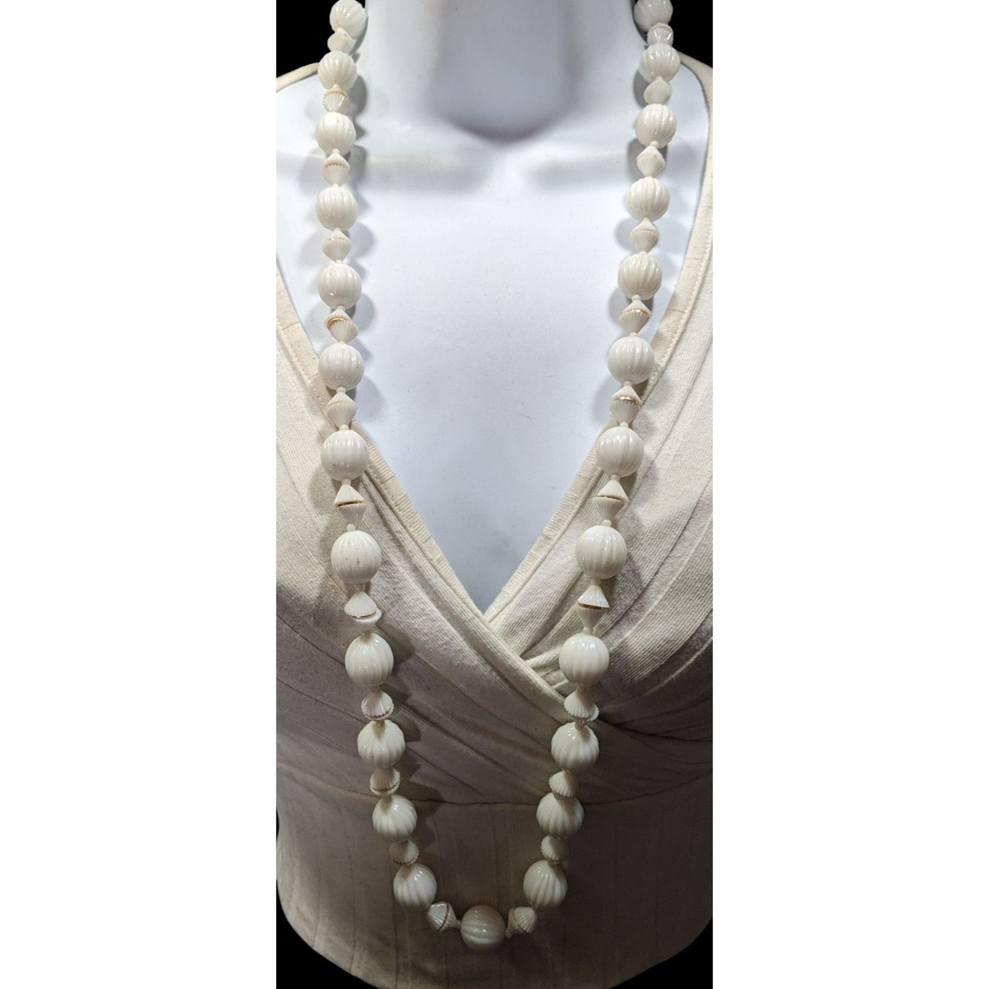 Other Vintage Retro White Beaded Necklace With Gold Accents Size ONE SIZE - 2 Thumbnail
