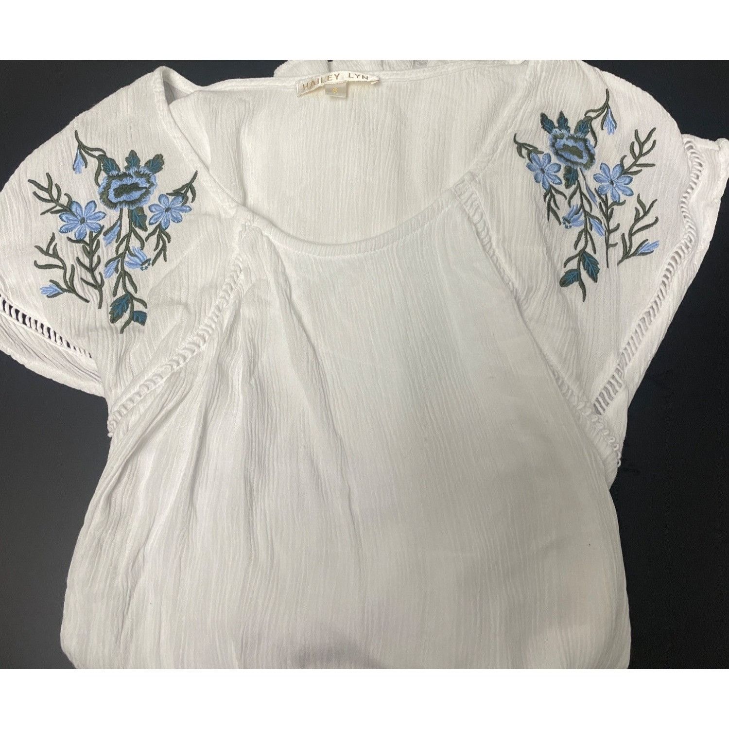 Other Hailey Lyn Women's White Short Sleeve w/ floral embroidery D Size S / US 4 / IT 40 - 1 Thumbnail