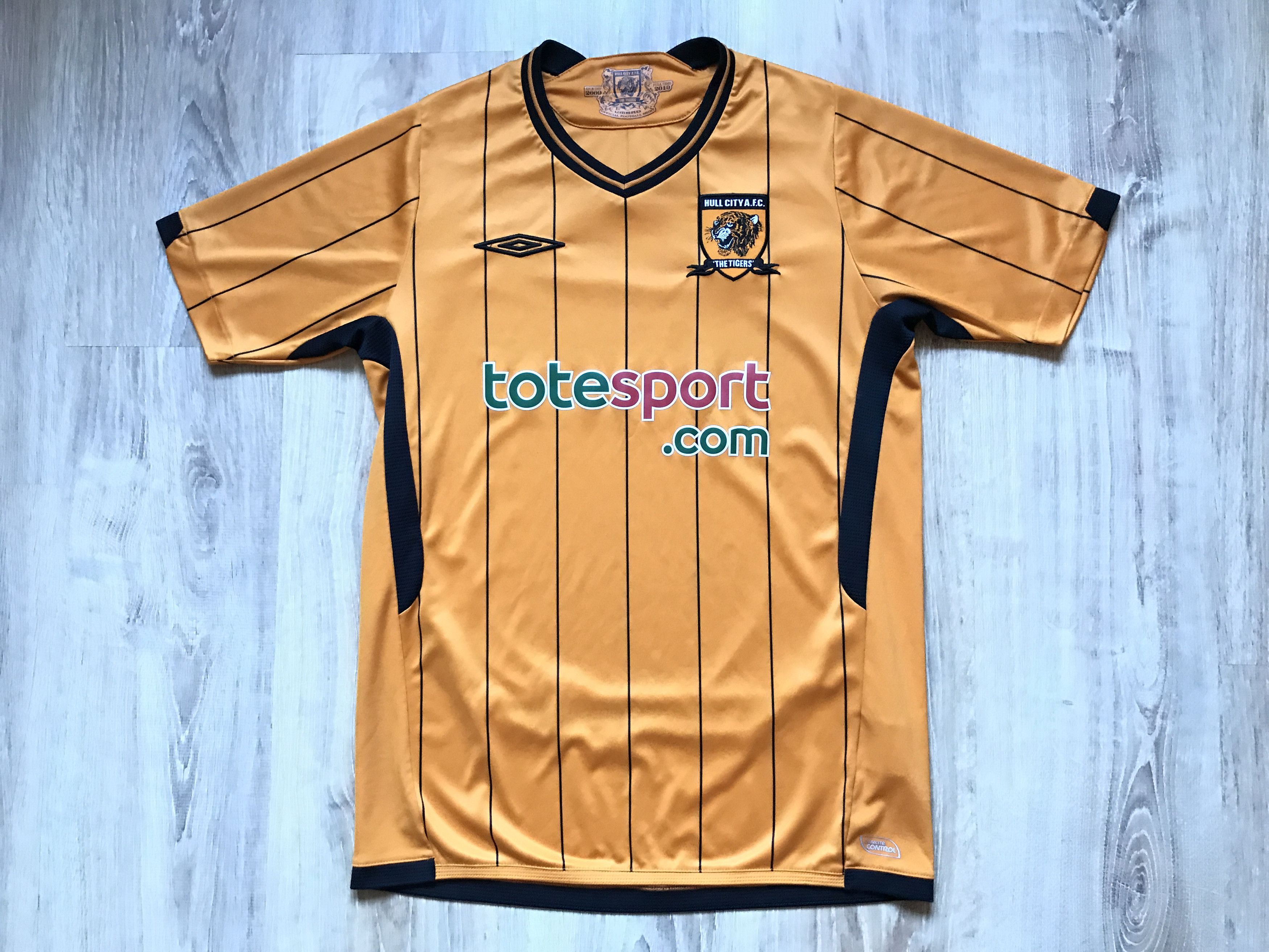 Umbro × Vintage Vintage Umbro Hull City The Tigers Home Shirt 2009-2010 Size US S / EU 44-46 / 1 - 1 Thumbnail