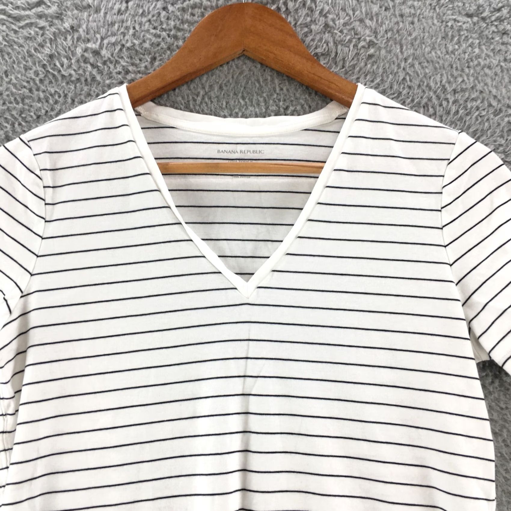 Banana Republic Banana Republic Tee Tshirt Womens Small White Striped Cotton Luxe Touch V-Neck Shirt Womens Small White Striped Cotton Luxe Touch V-Neck Size S / US 4 / IT 40 - 2 Thumbnail
