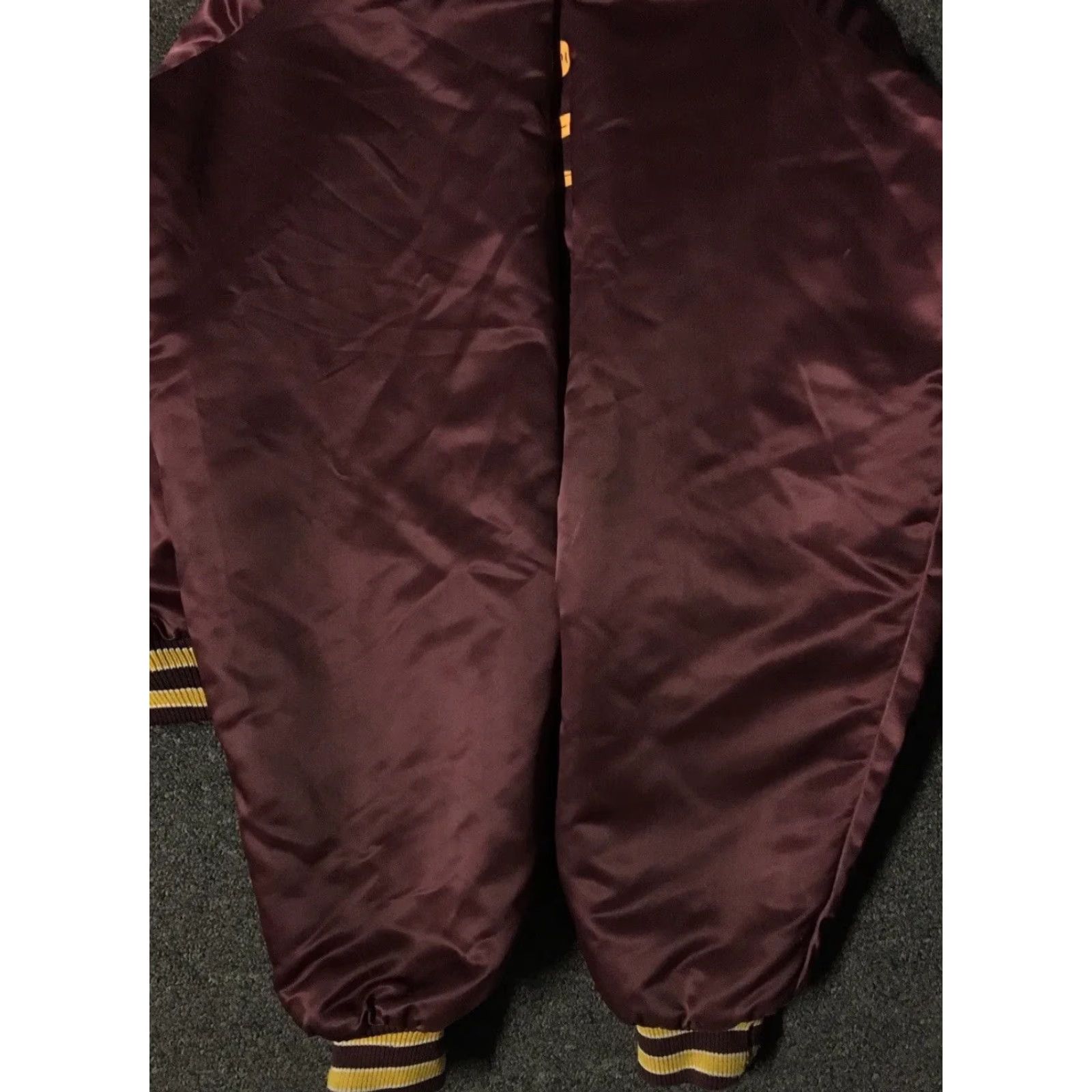 Vintage VINTAGE Stewartville Football Satin Jacket L USA School Track PE Varsity Grunge 80s Red Mens Size US L / EU 52-54 / 3 - 6 Thumbnail