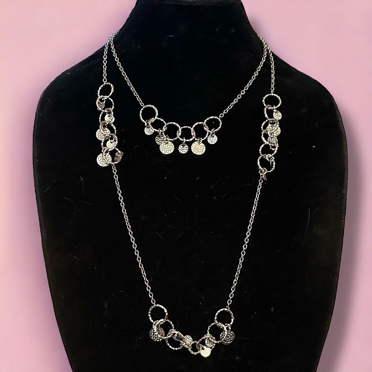 Other Long silver tone hammered links and disc charms necklace Size ONE SIZE - 1 Thumbnail