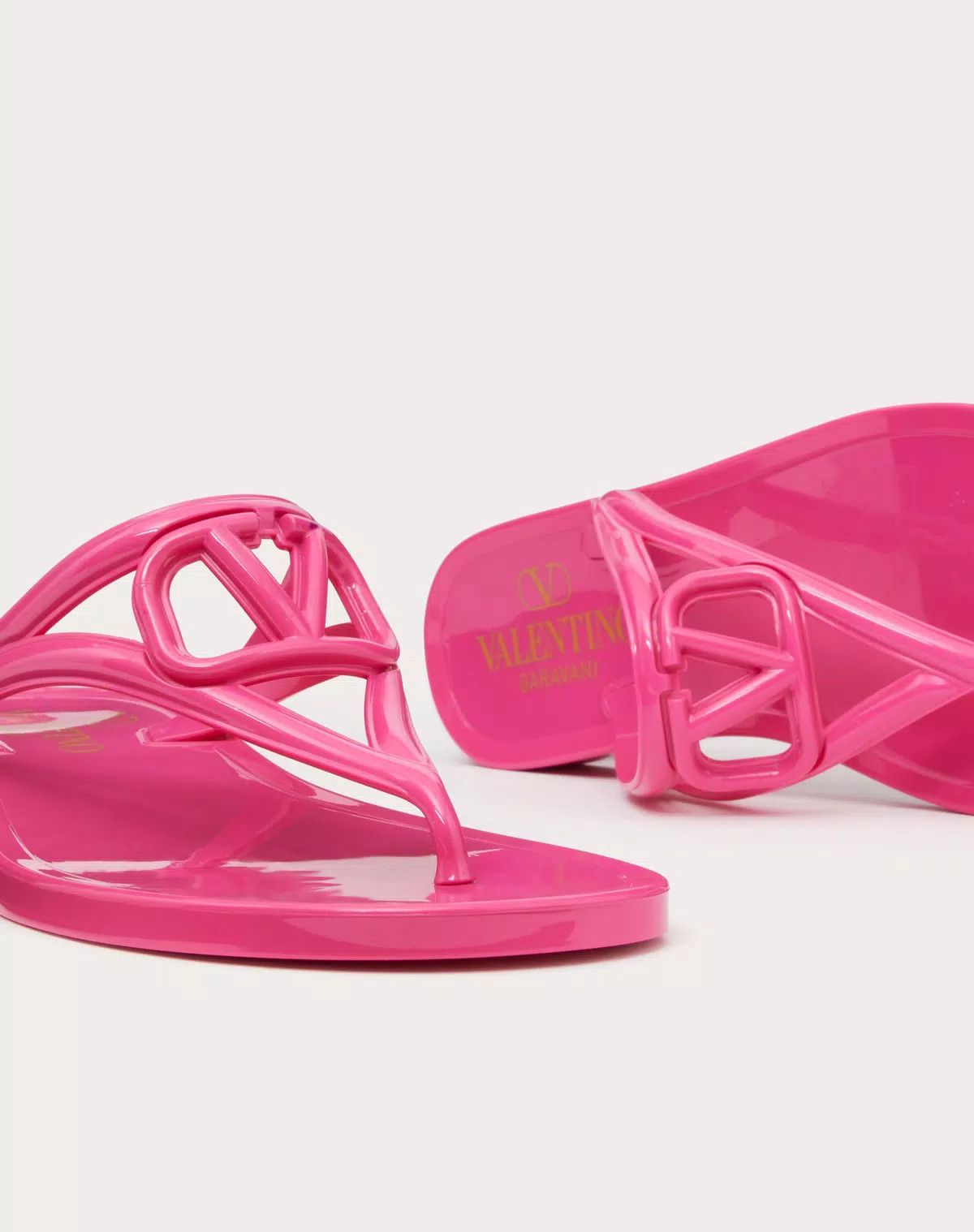 Valentino o1s1wg110625 Vlogo Signature Rubber Thong Sandal in Pink Size US 6 / IT 36 - 5 Thumbnail